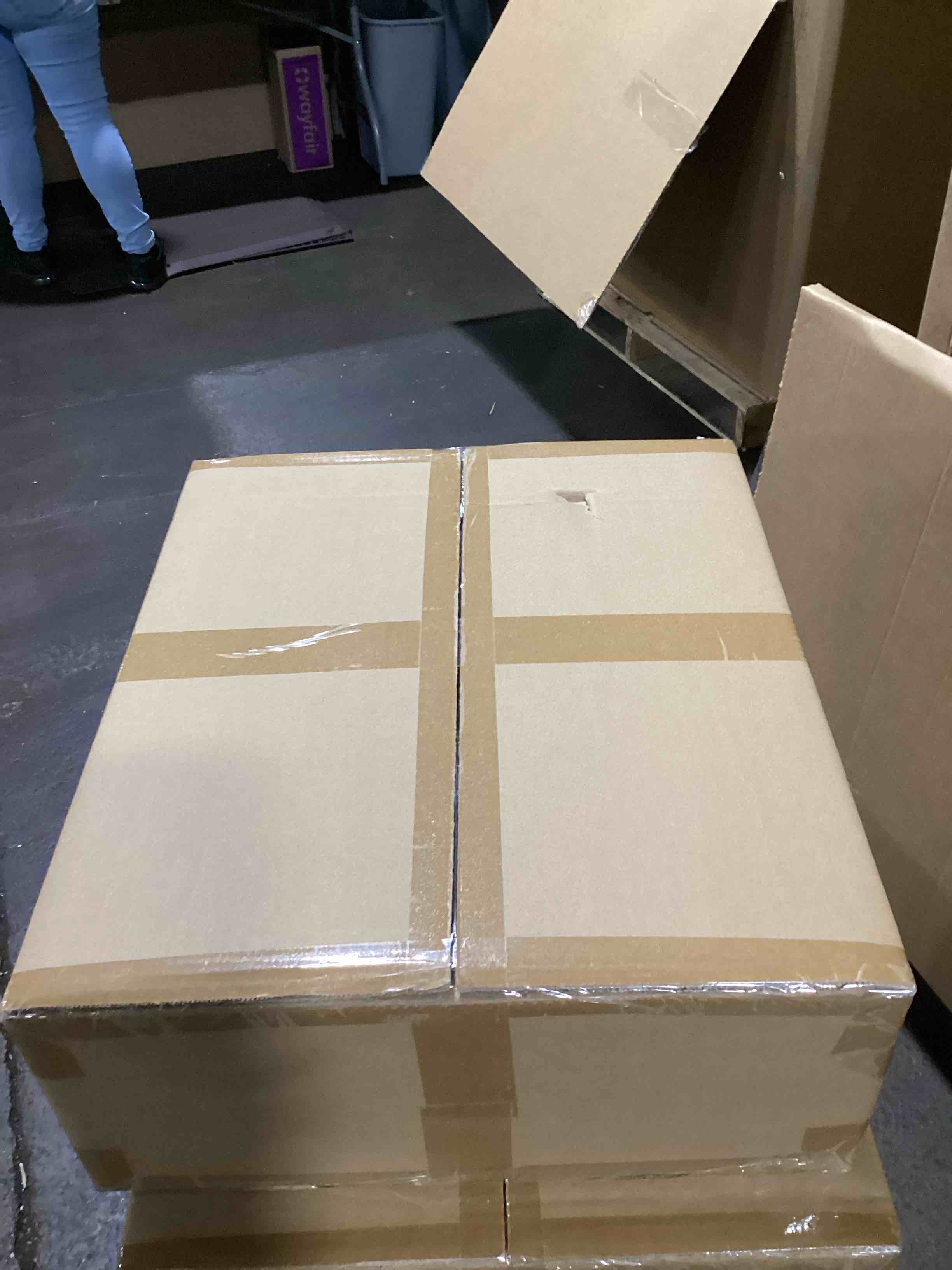 https://s3.amazonaws.com/lotting-images-prod/bidfta/PNK3628695_1750688054397.jpeg