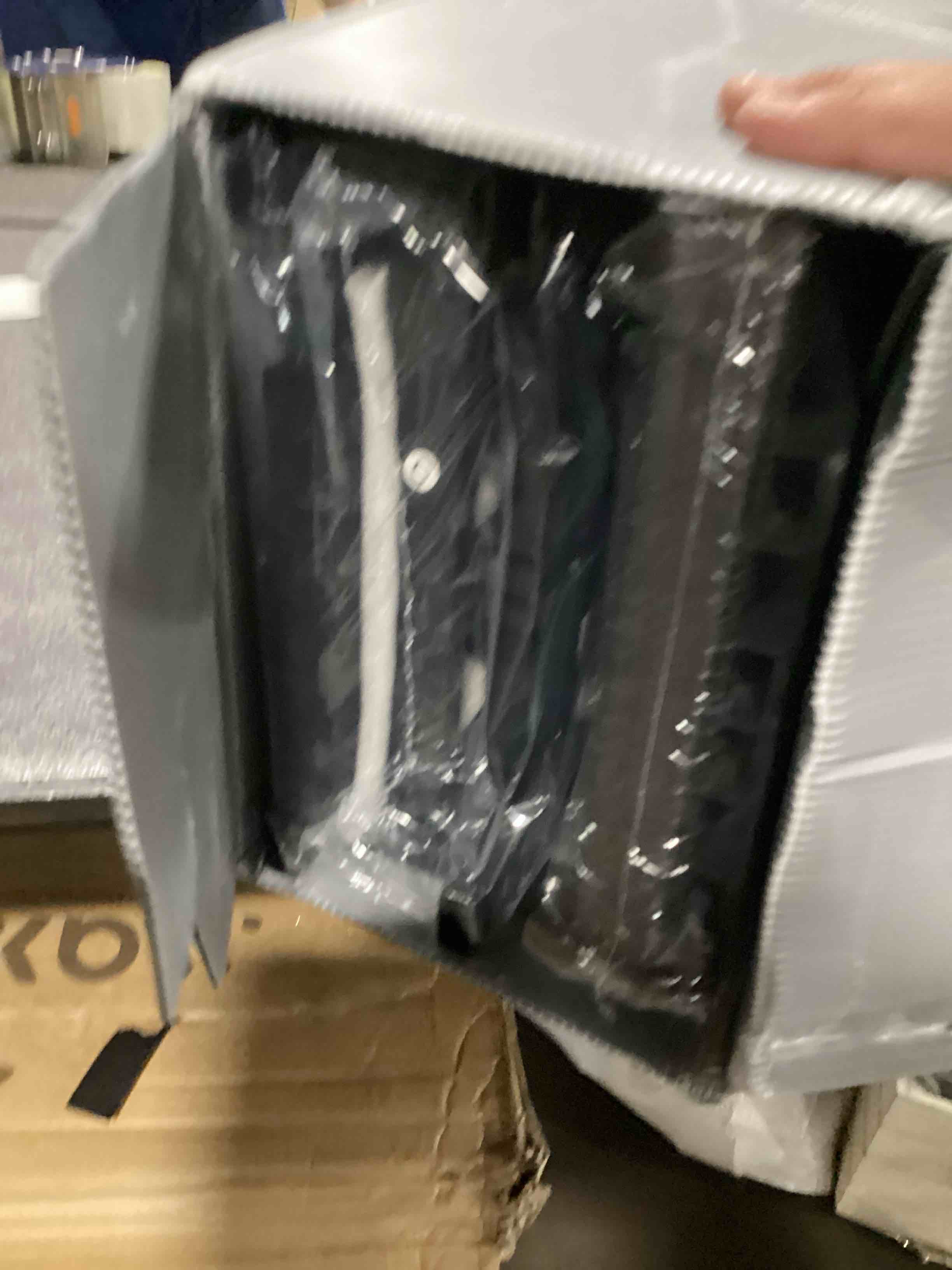 https://s3.amazonaws.com/lotting-images-prod/bidfta/PNK3629121_1751392608103.jpeg