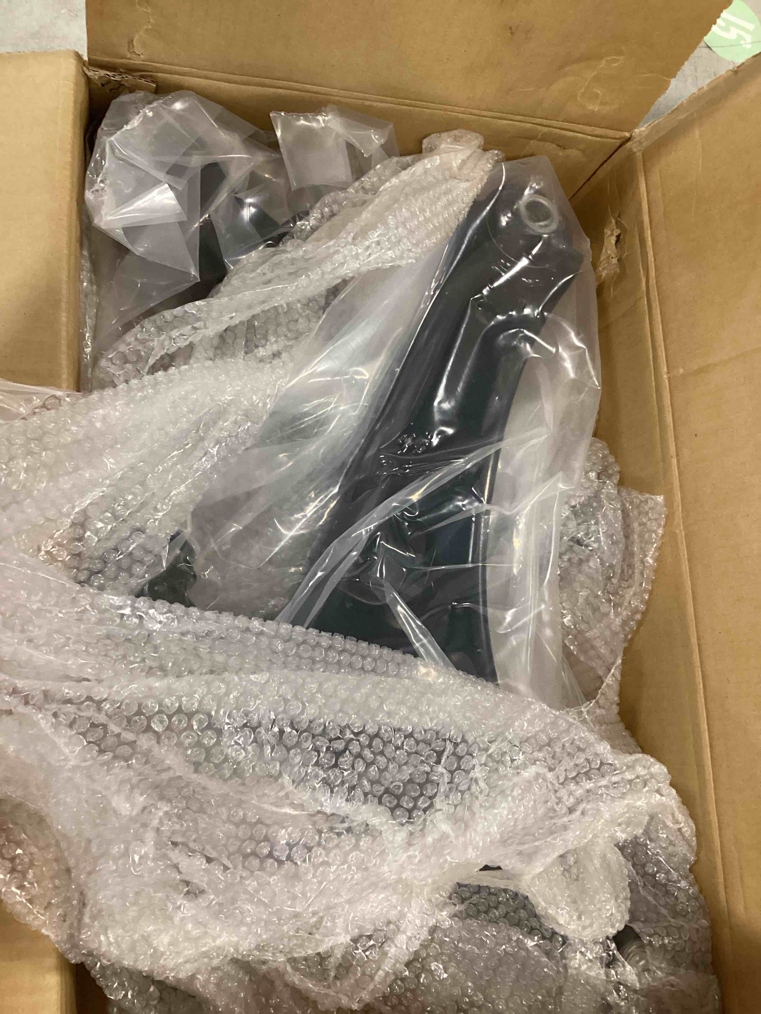 https://s3.amazonaws.com/lotting-images-prod/bidfta/PNK3658139_1746537169364.jpeg