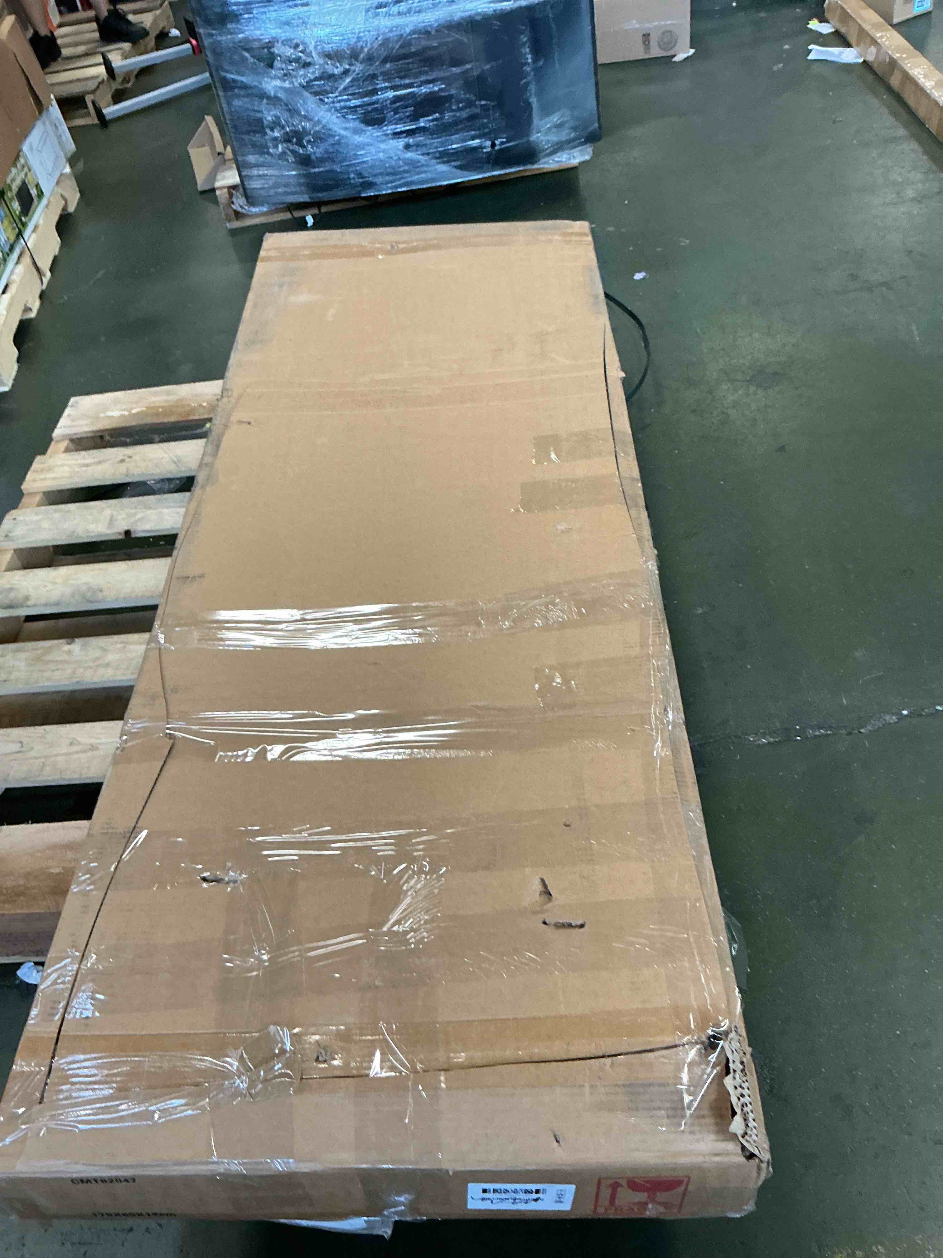 https://s3.amazonaws.com/lotting-images-prod/bidfta/PNK3667033_1752752549252.jpeg