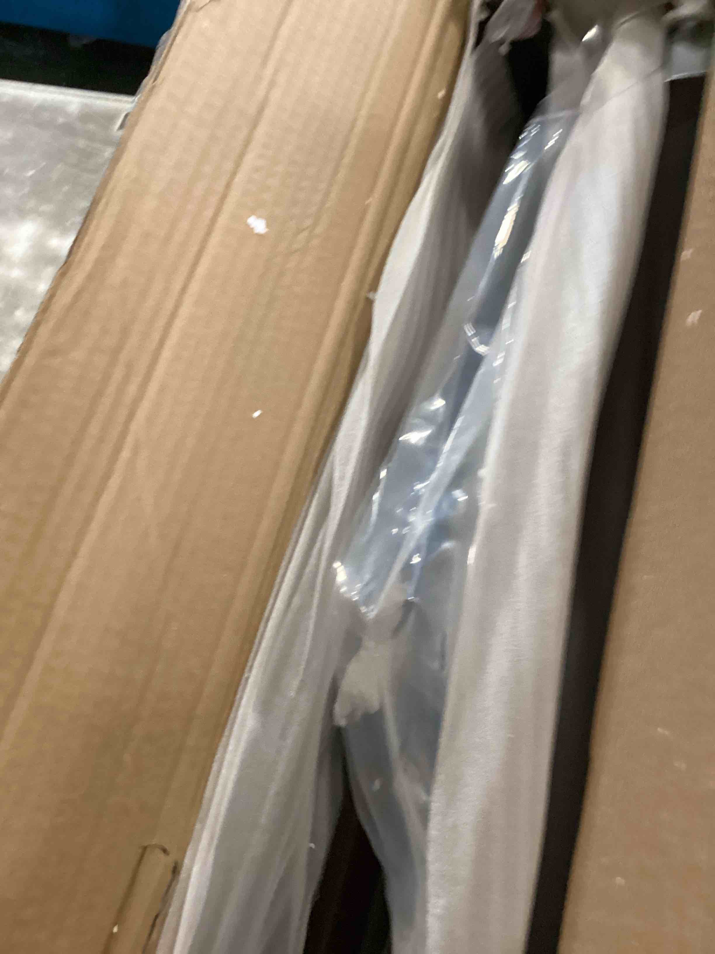 https://s3.amazonaws.com/lotting-images-prod/bidfta/PNK3689162_1749581230114.jpeg