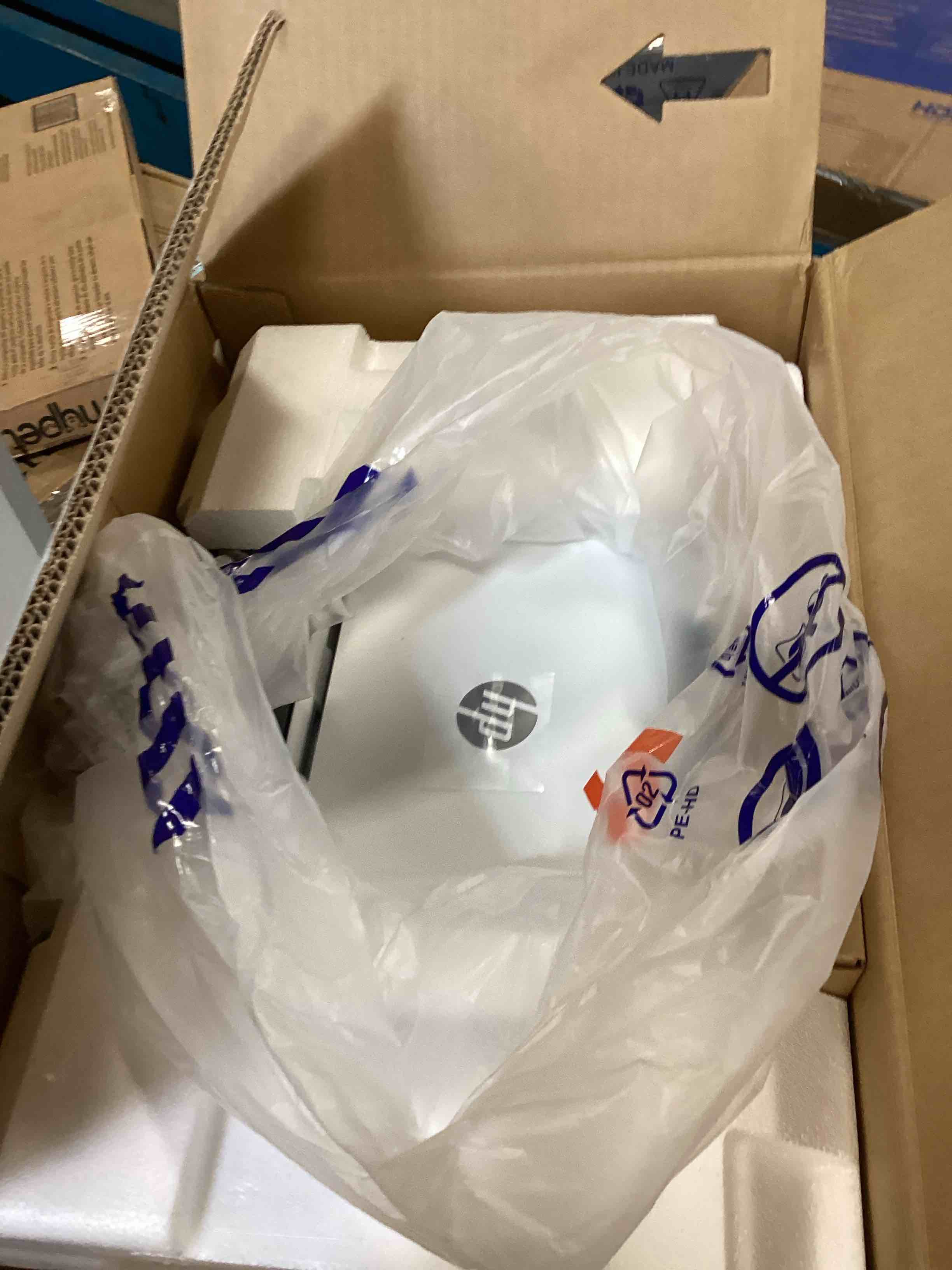 https://s3.amazonaws.com/lotting-images-prod/bidfta/PNK3689626_1749753818318.jpeg