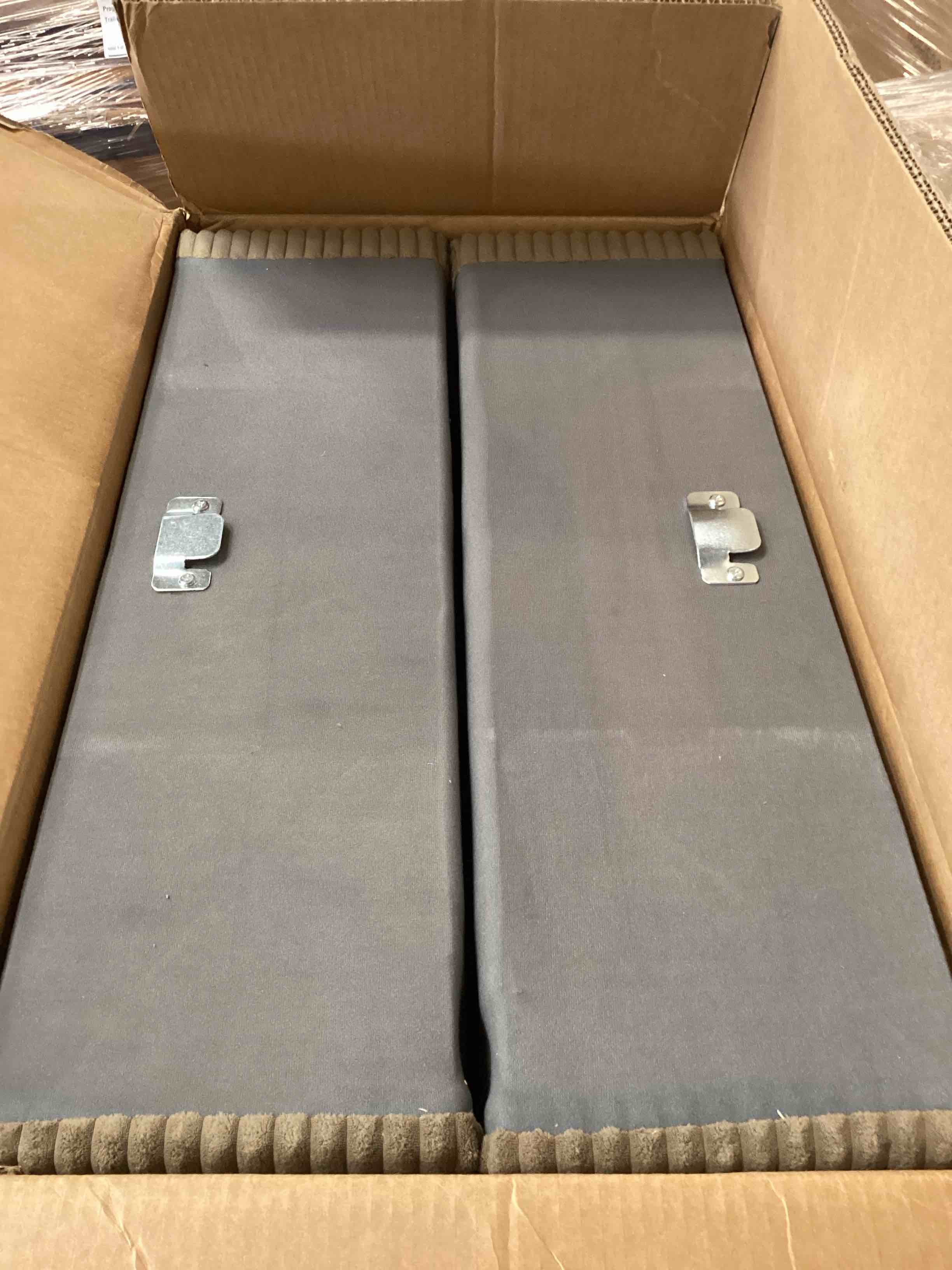 https://s3.amazonaws.com/lotting-images-prod/bidfta/PNK3695762_1747658035723.jpeg