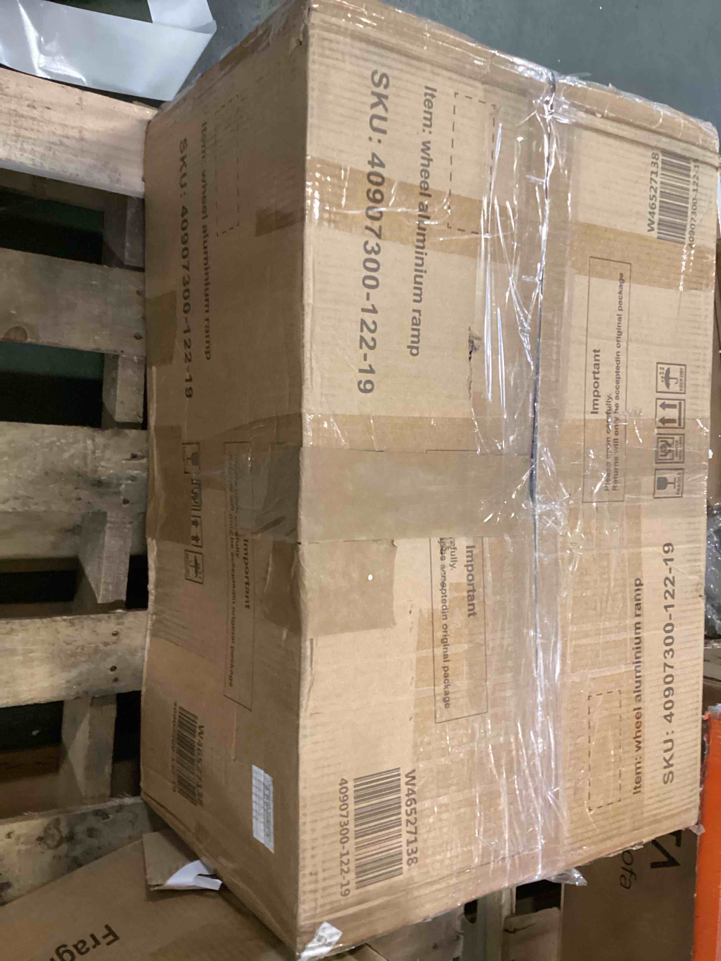 https://s3.amazonaws.com/lotting-images-prod/bidfta/PNK3701425_1749667362138.jpeg