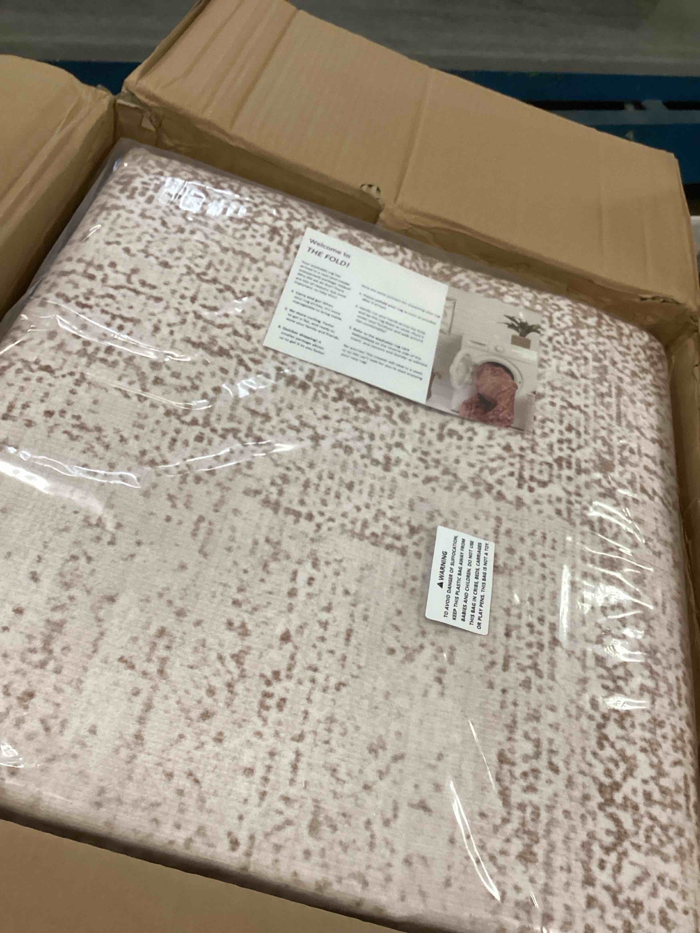 https://s3.amazonaws.com/lotting-images-prod/bidfta/PNK3703219_1748458214707.jpeg