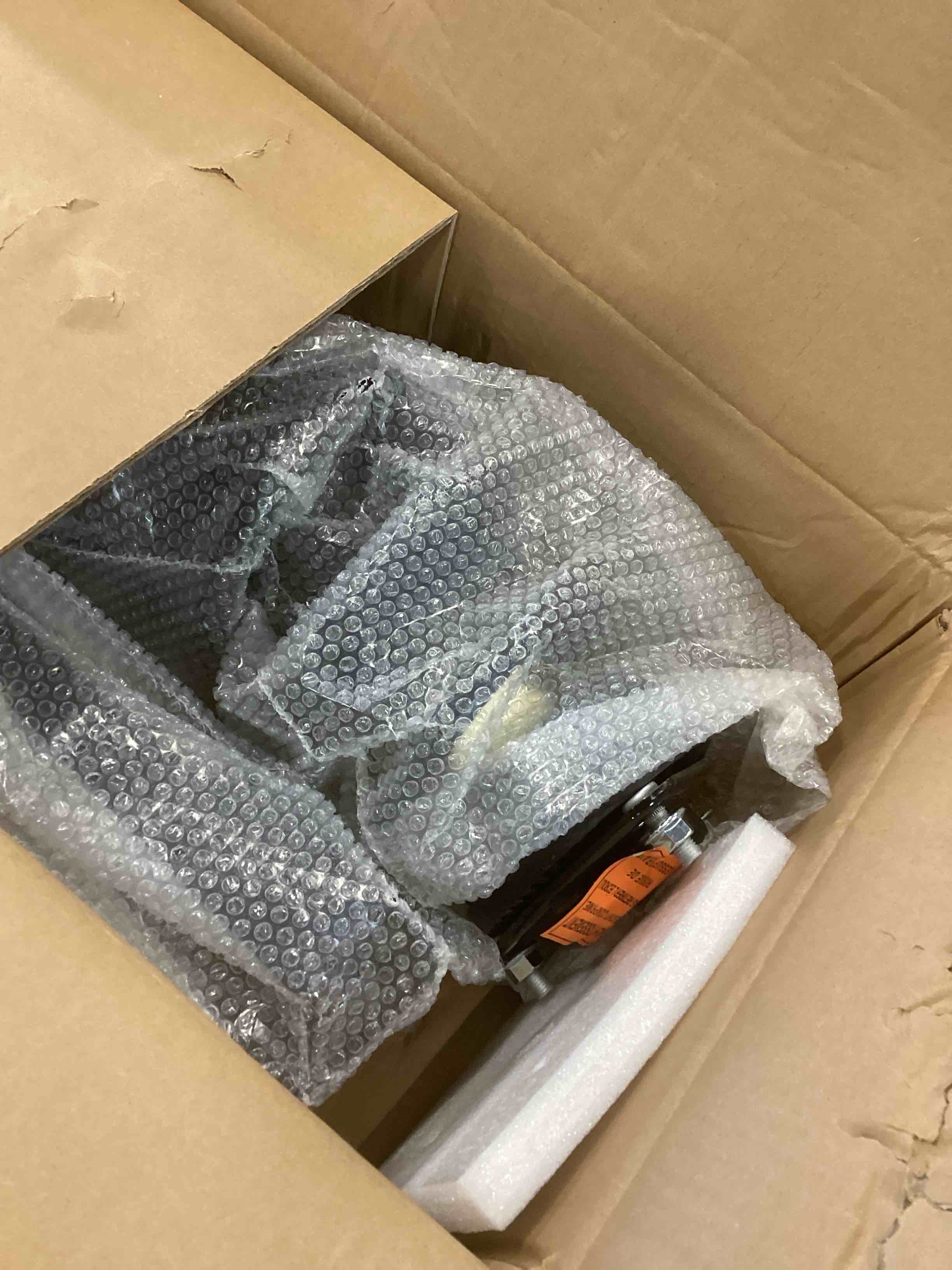 https://s3.amazonaws.com/lotting-images-prod/bidfta/PNK3703814_1748893459784.jpeg