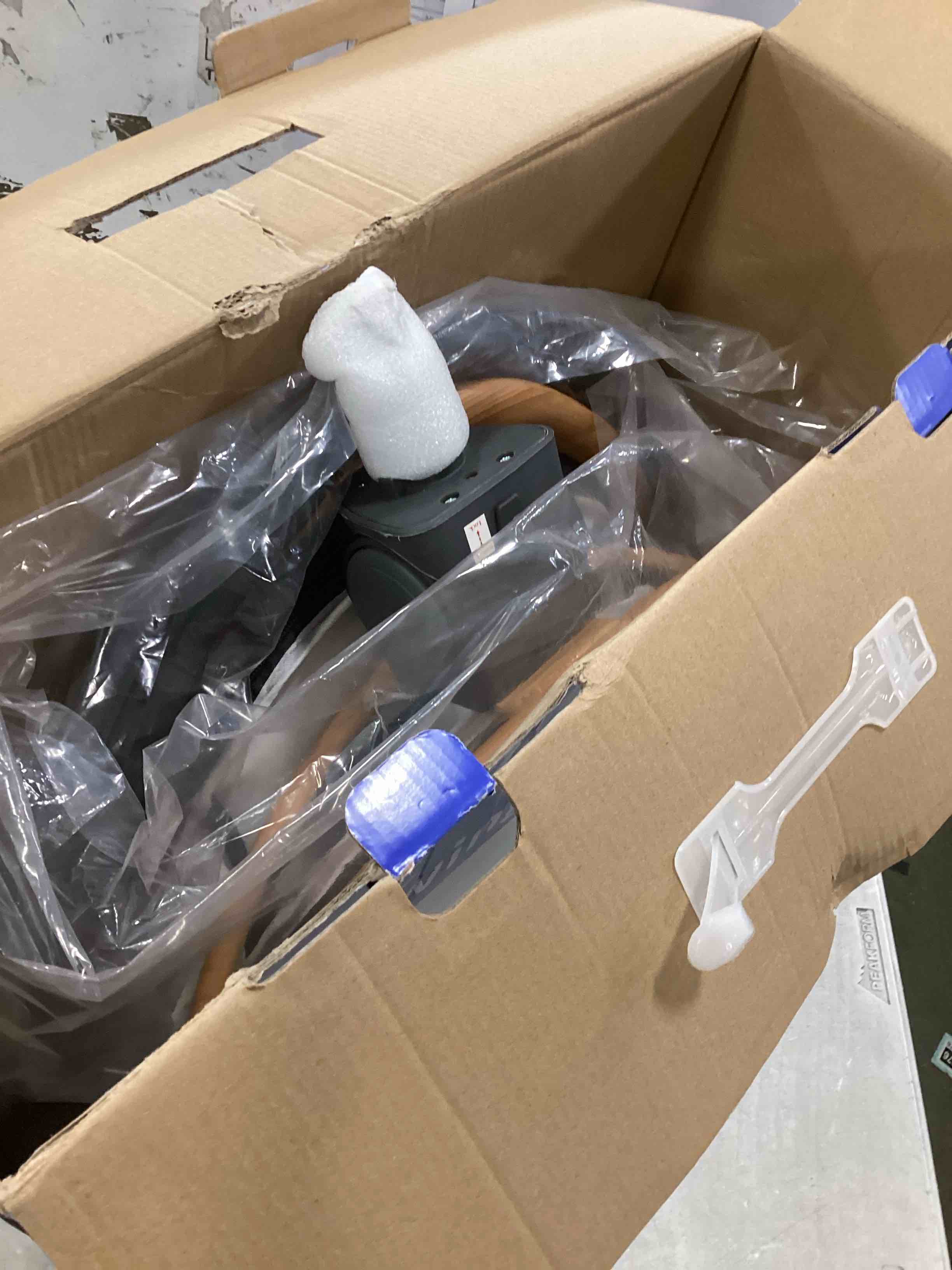 https://s3.amazonaws.com/lotting-images-prod/bidfta/PNK3706040_1746102596546.jpeg