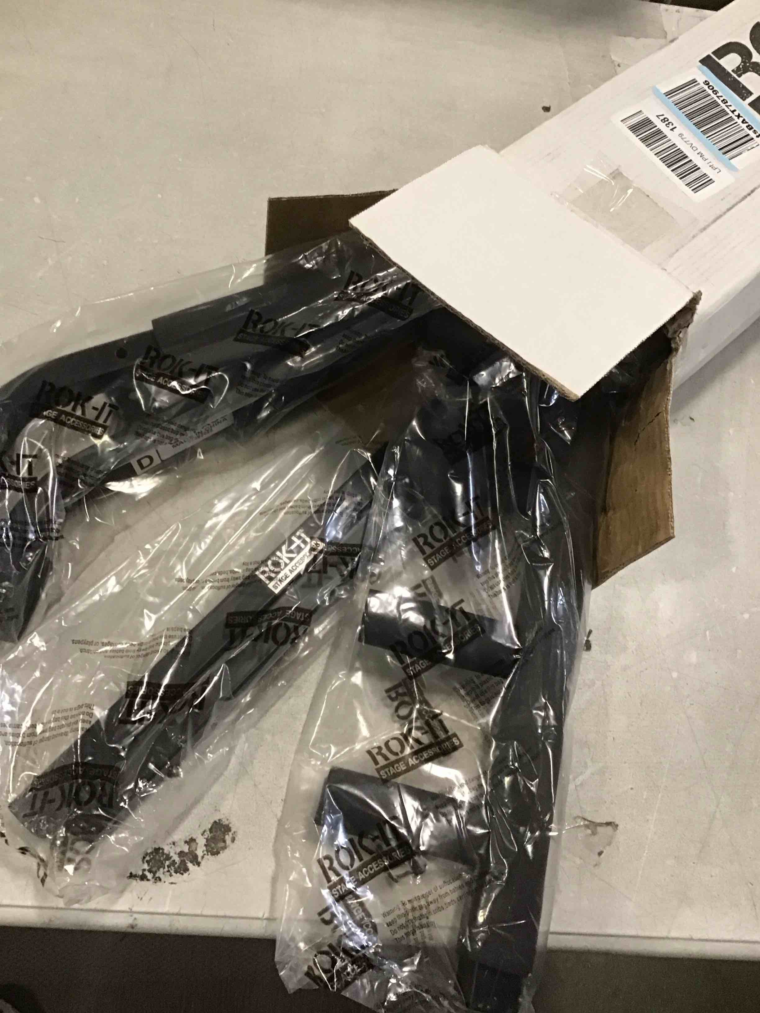 https://s3.amazonaws.com/lotting-images-prod/bidfta/PNK3706219_1746127914743.jpeg