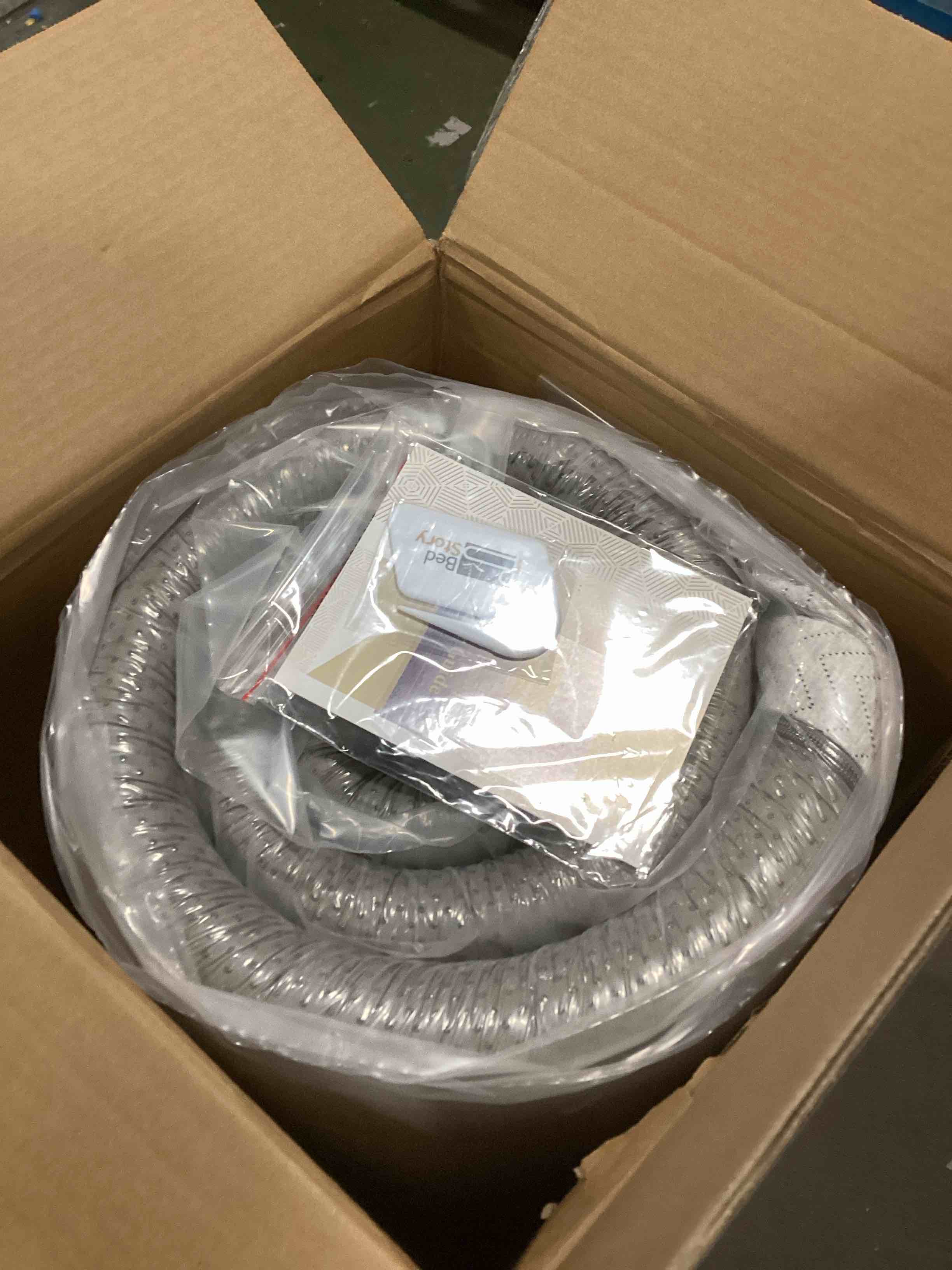 https://s3.amazonaws.com/lotting-images-prod/bidfta/PNK3709558_1746720388728.jpeg
