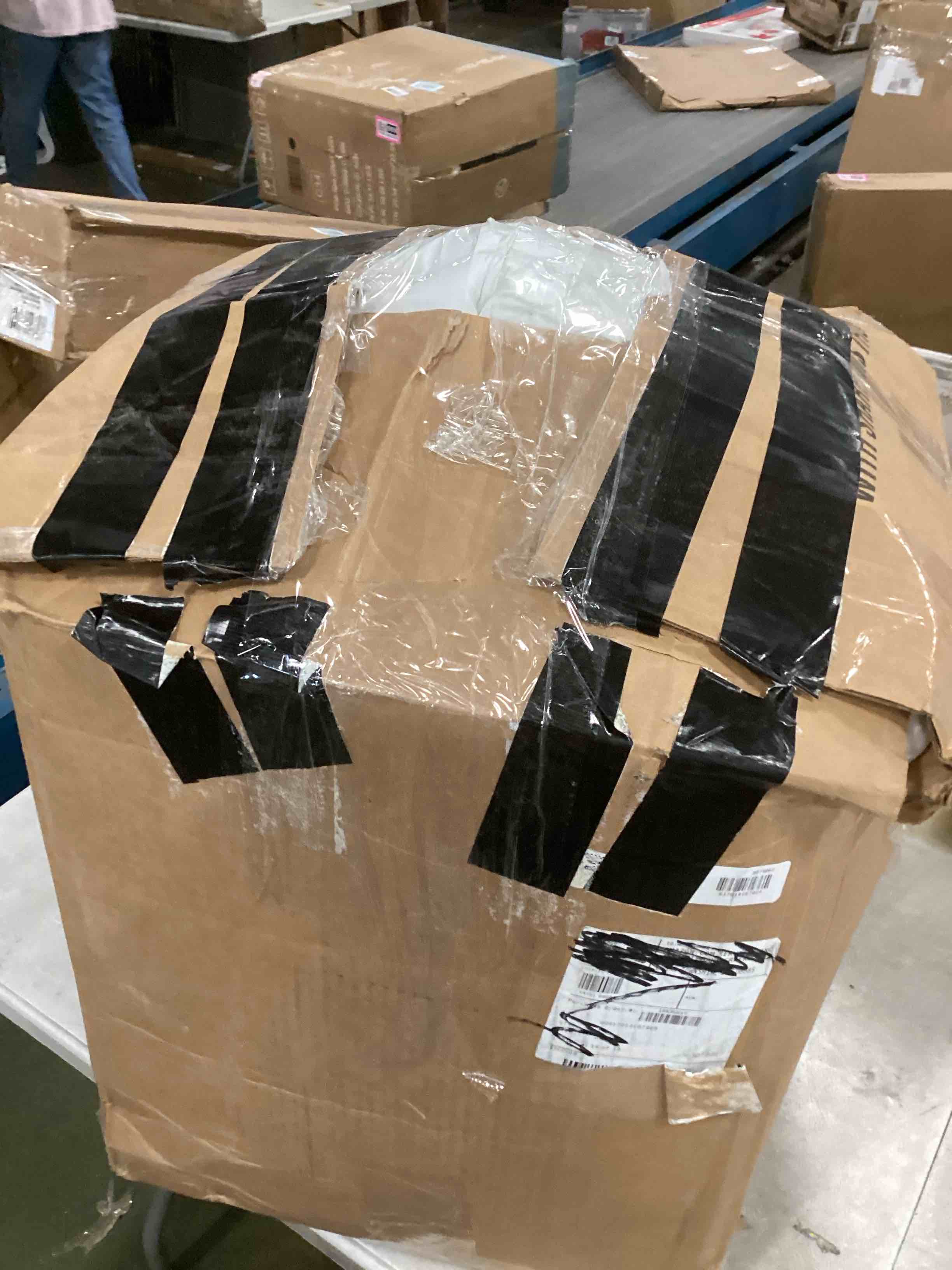 https://s3.amazonaws.com/lotting-images-prod/bidfta/PNK3710015_1747072565893.jpeg