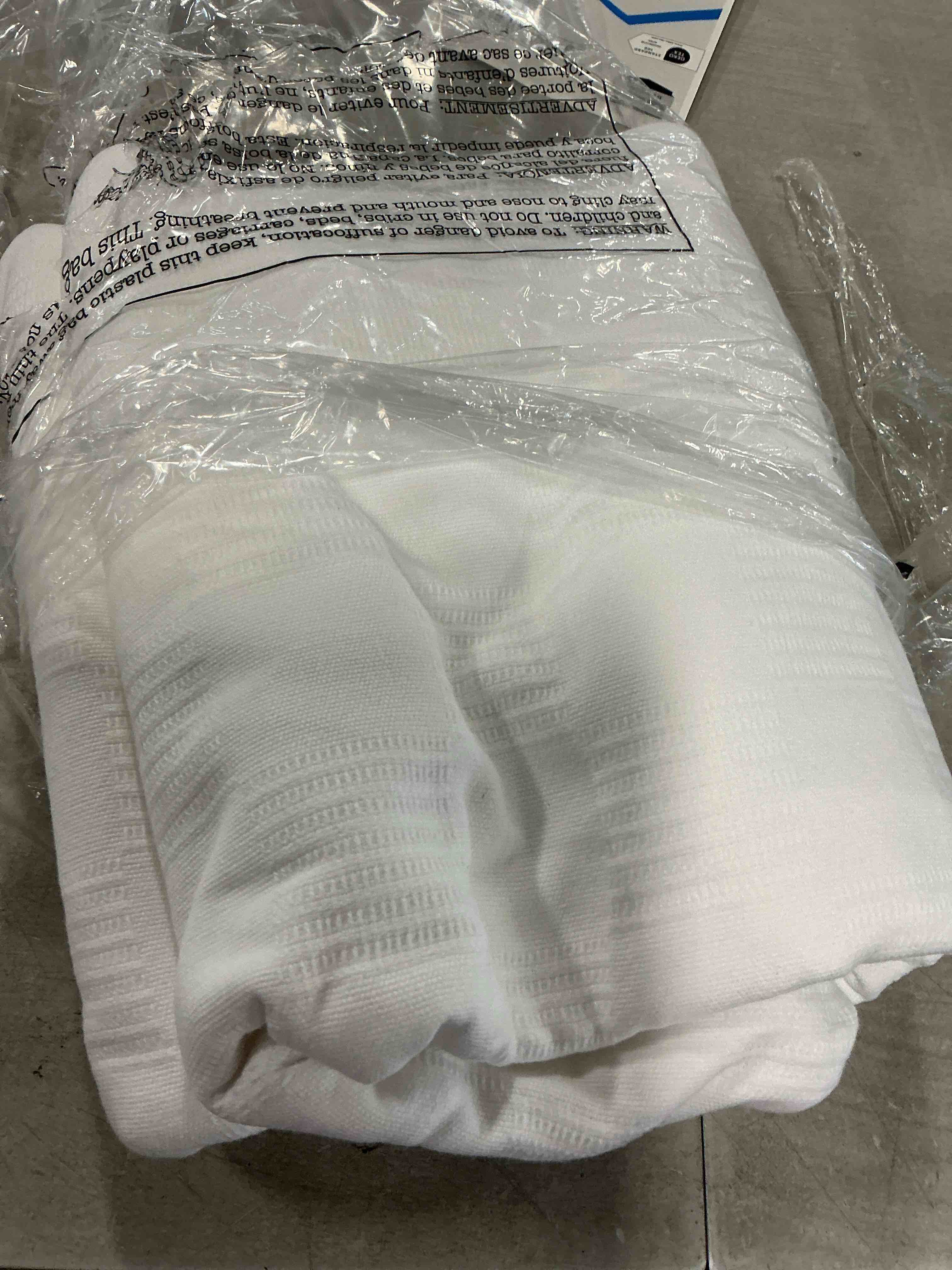 Condition photo showing Good Condition for Utopia Bedding White 100% Cotton Blanket [Twin Size - 90x72 Inch] 350GSM Lightweight, Soft and Breathable Thermal Blanket for All Seasons