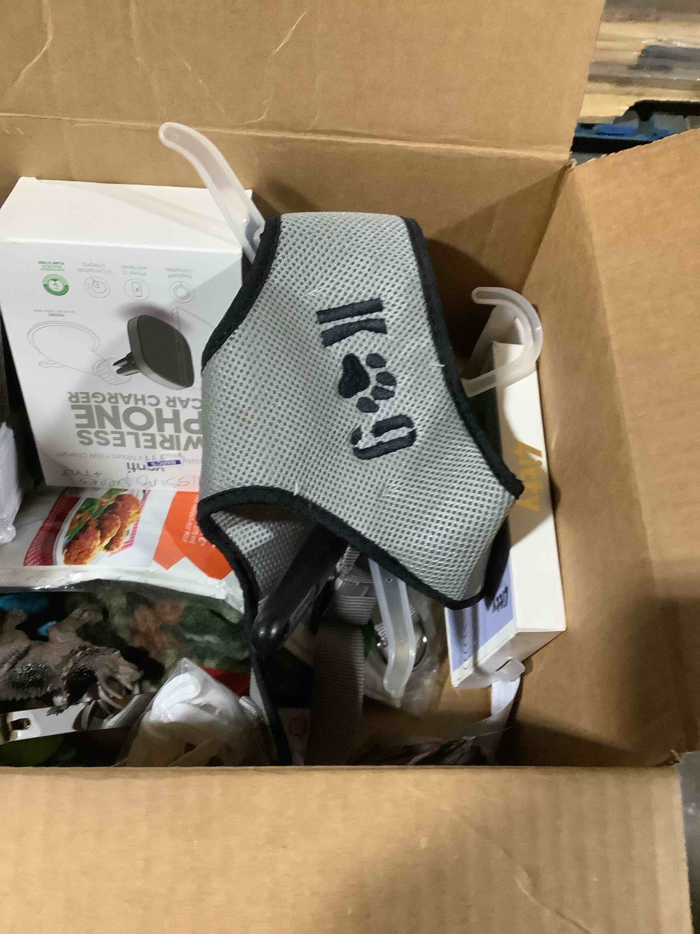 Condition photo showing Good Condition for box lot of miscellaneous items 