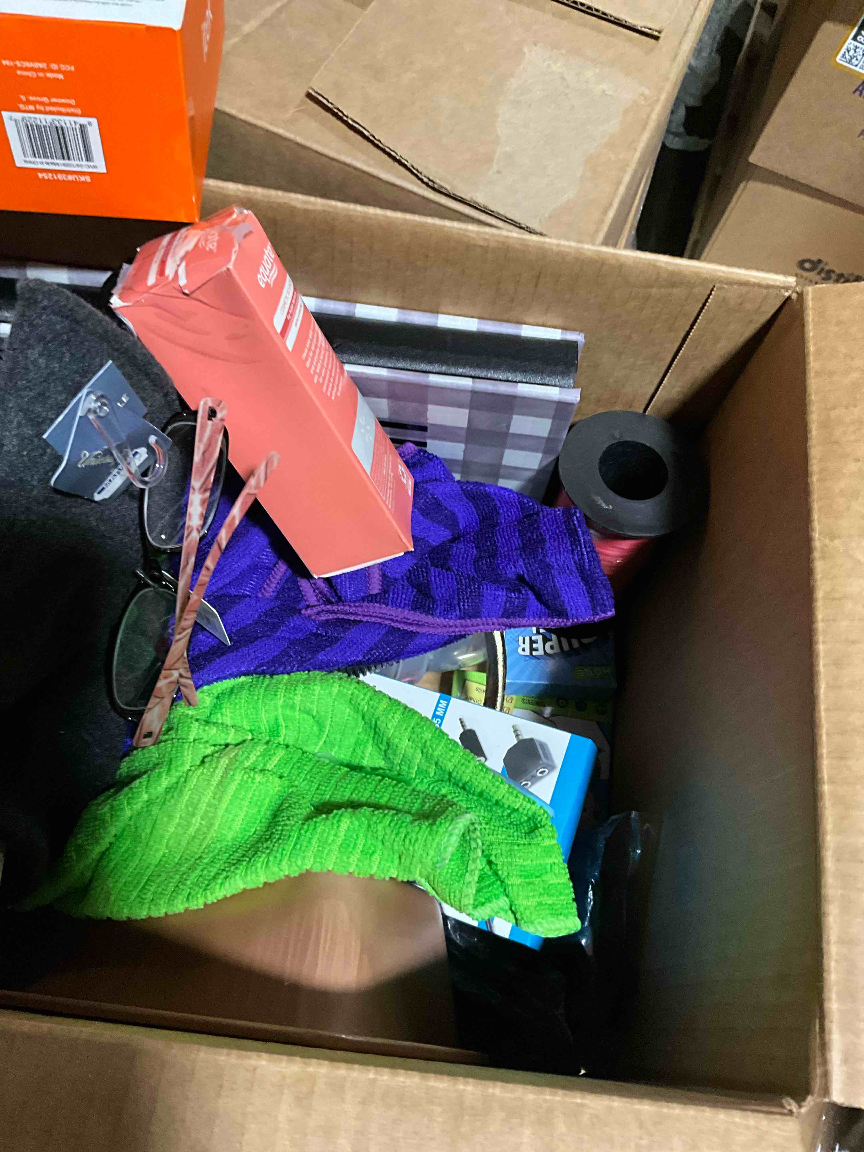 Condition photo showing Good Condition for box lot of miscellaneous items 