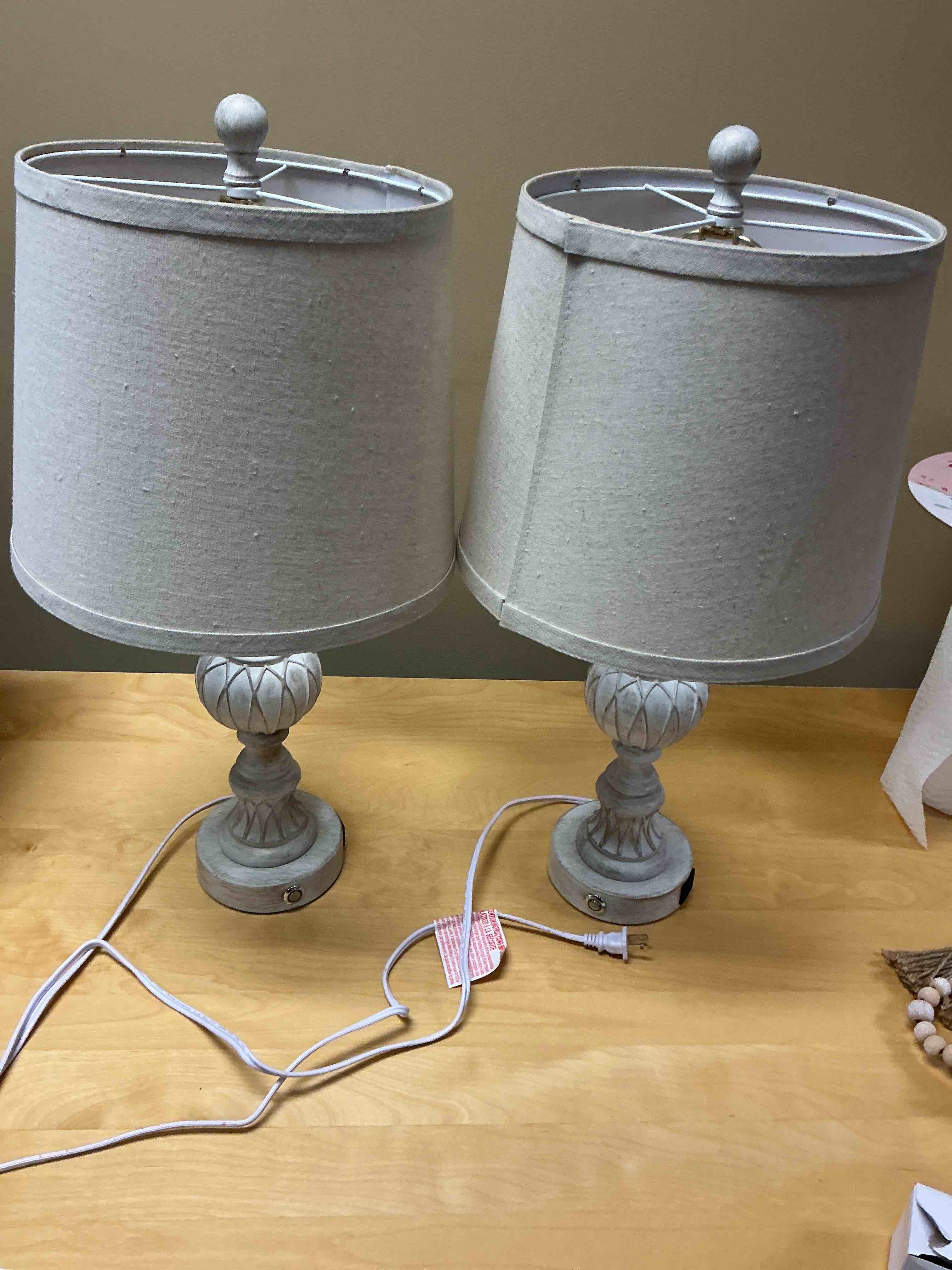 Condition photo showing Good Condition for Luvkczc Lamps for Living Room Set of 2, 3-Way Dimmable Nightstand Table Lamps, Retro Nightstand Lamp with Linen Fabric Shade, Lamps for Bedroom