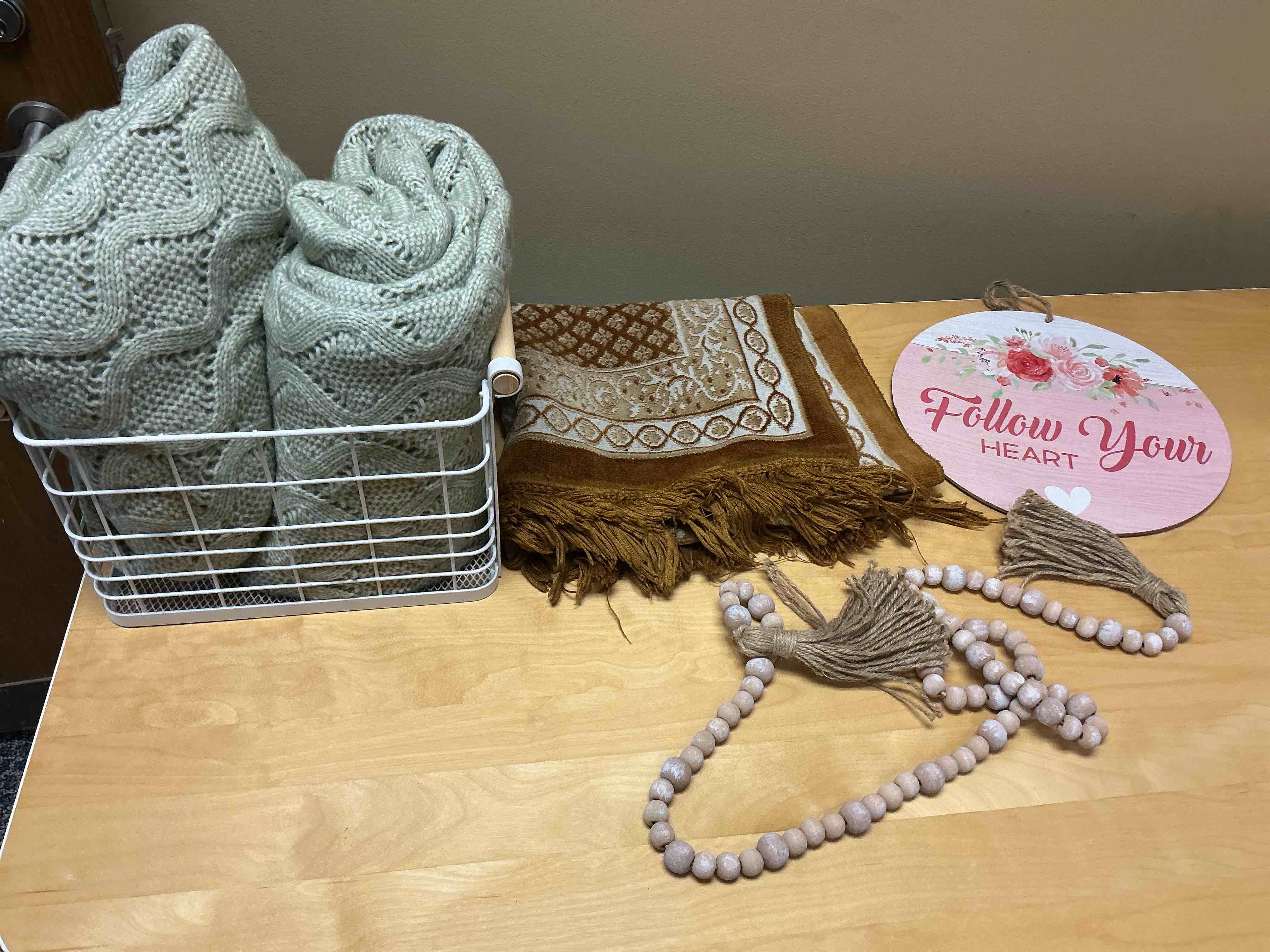 Condition photo showing Good Condition for Assorted Accessories For Home Decoration