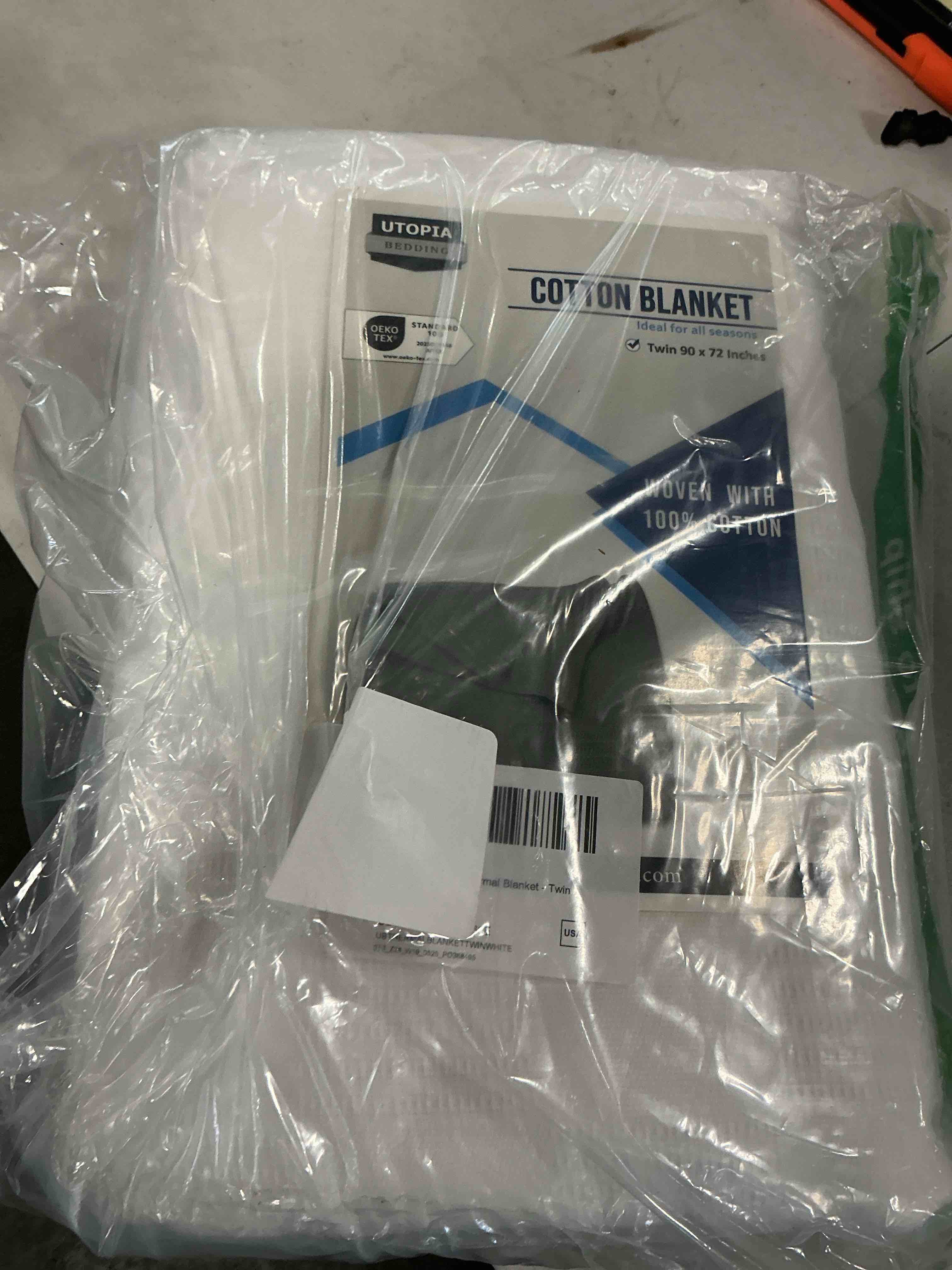 Condition photo showing Good Condition for Utopia Bedding White 100% Cotton Blanket [Twin Size - 90x72 Inch] 350GSM Lightweight, Soft and Breathable Thermal Dorm Bed Blanket for All Seasons