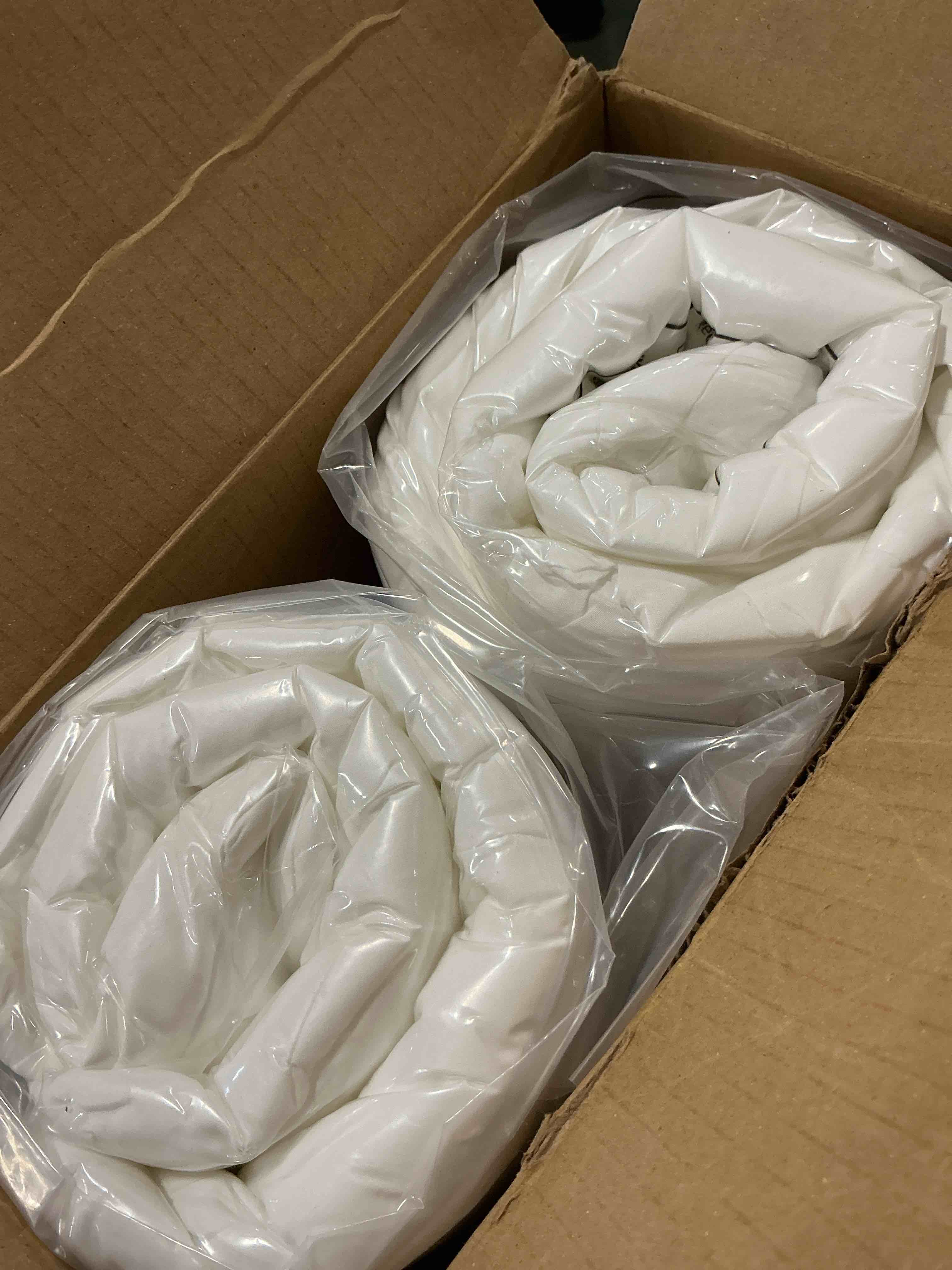 Condition photo showing New/Like New for Utopia Bedding Throw Pillows (Set of 4, White), 18 x 18 Inches Pillows for Sofa, Bed and Couch Decorative Stuffer Pillow 18x18 Inch 4