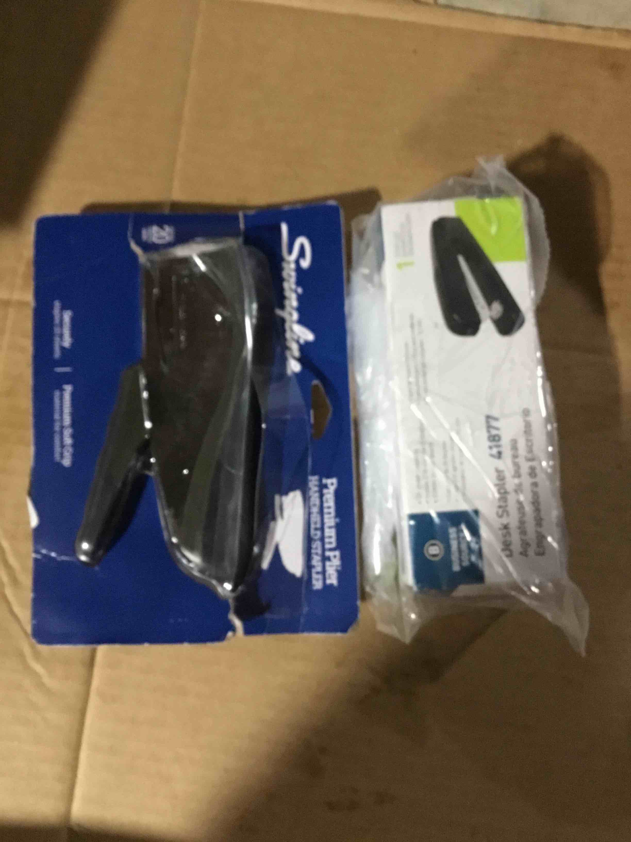 Swingline Premium Hand Stapler with Security Cable Loop (S7029950A) and Desk Stapler Agrafeuse de bureau