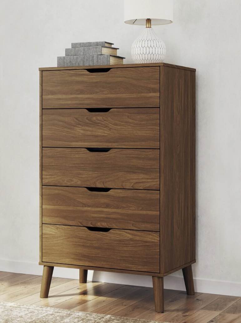 Signature Design by Ashley Fordmont Auburn Chest of Drawers with 5 Drawers 