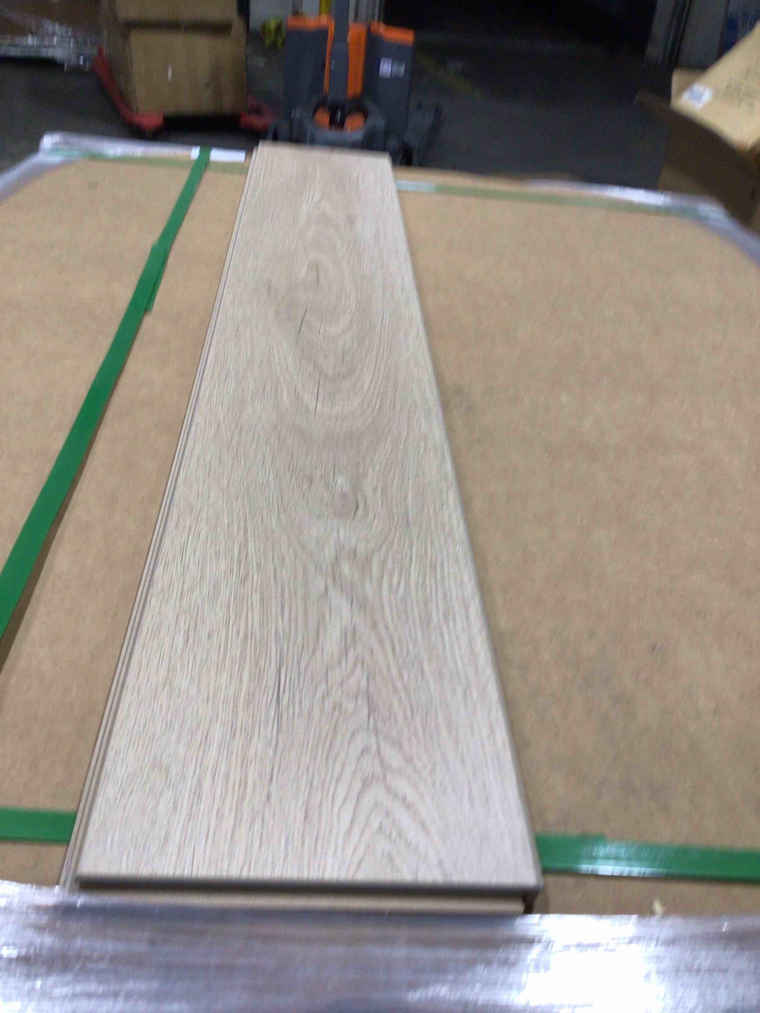 581.25 sq ft 7.75x48in 225 pieces 12mm laminate flooring with attached pad 