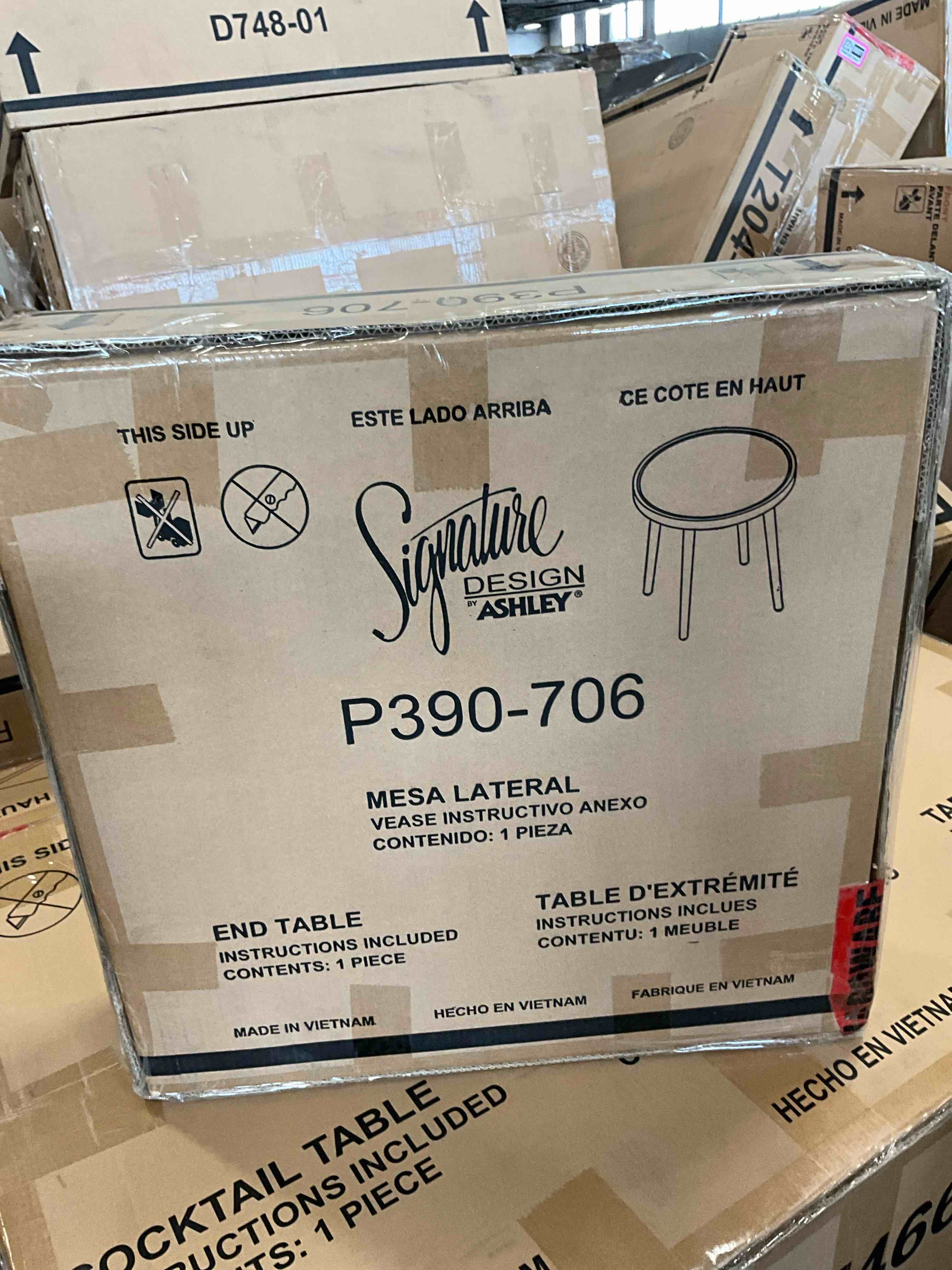 Condition photo showing New/Like New for outdoor furniture swiss valley outdoor end table
