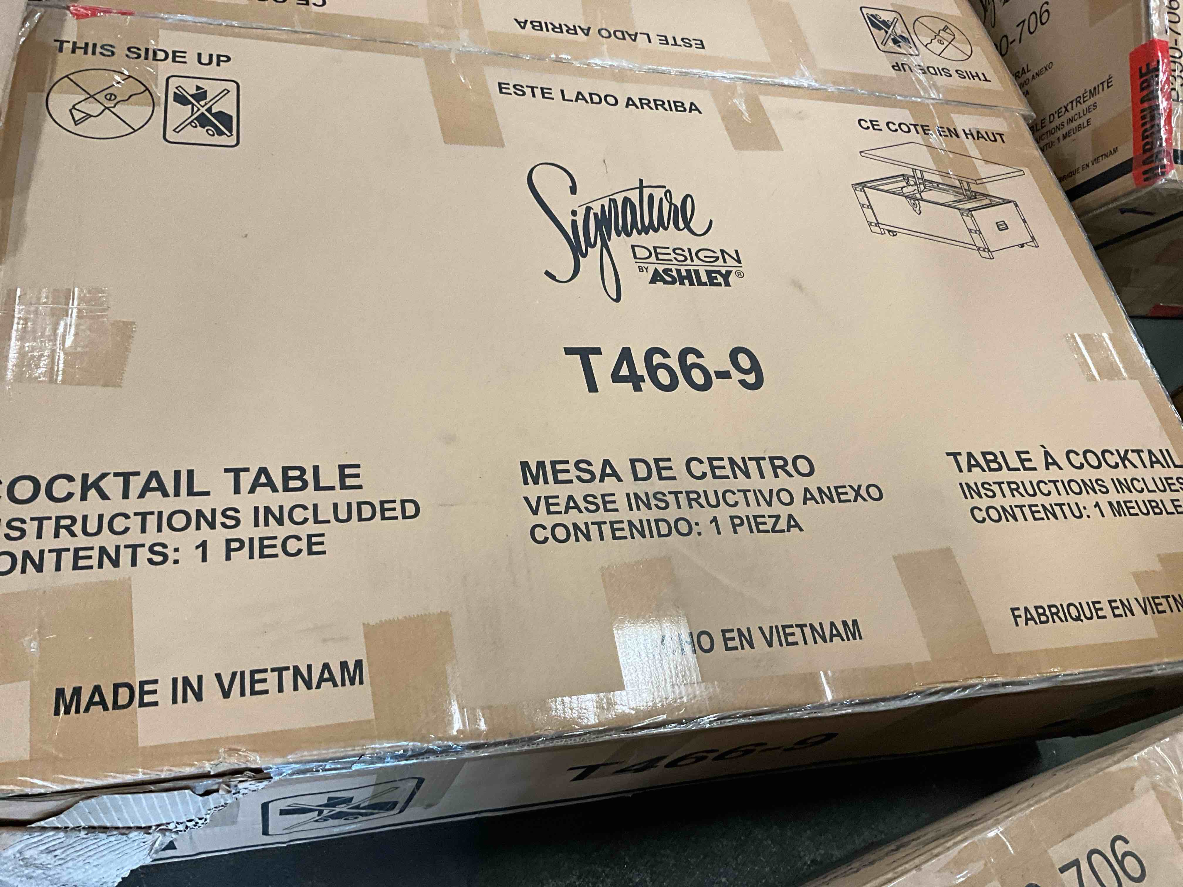 Condition photo showing New/Like New for hollum lift-top coffee table