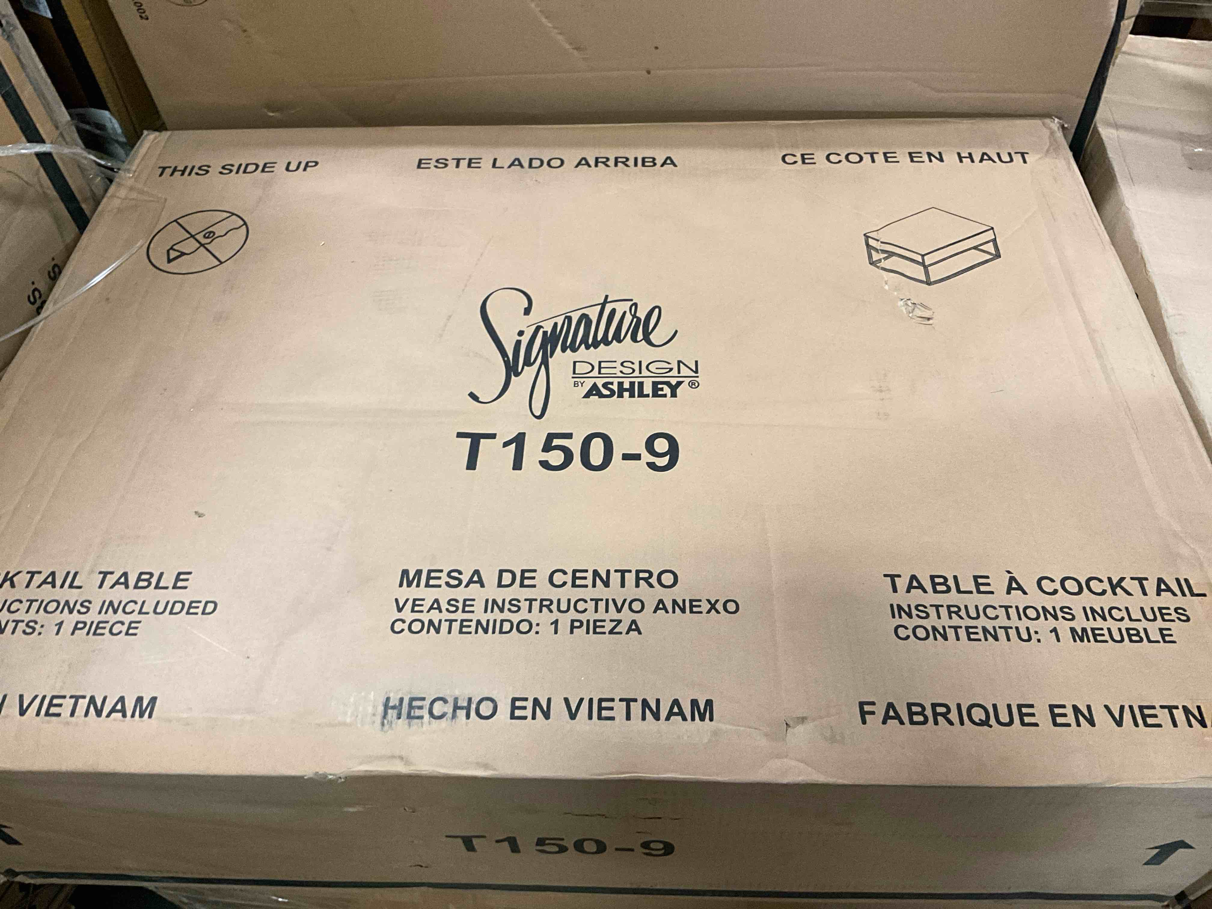 Condition photo showing New/Like New for gerdanet lift top cocktail table