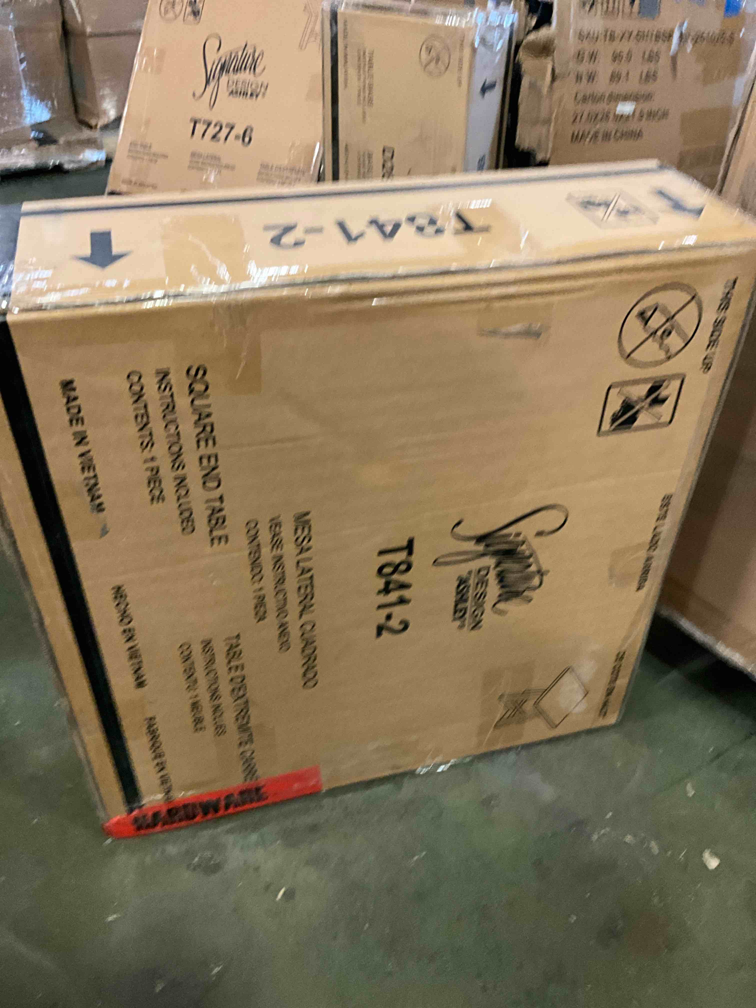 Condition photo showing New/Like New for galliden end table