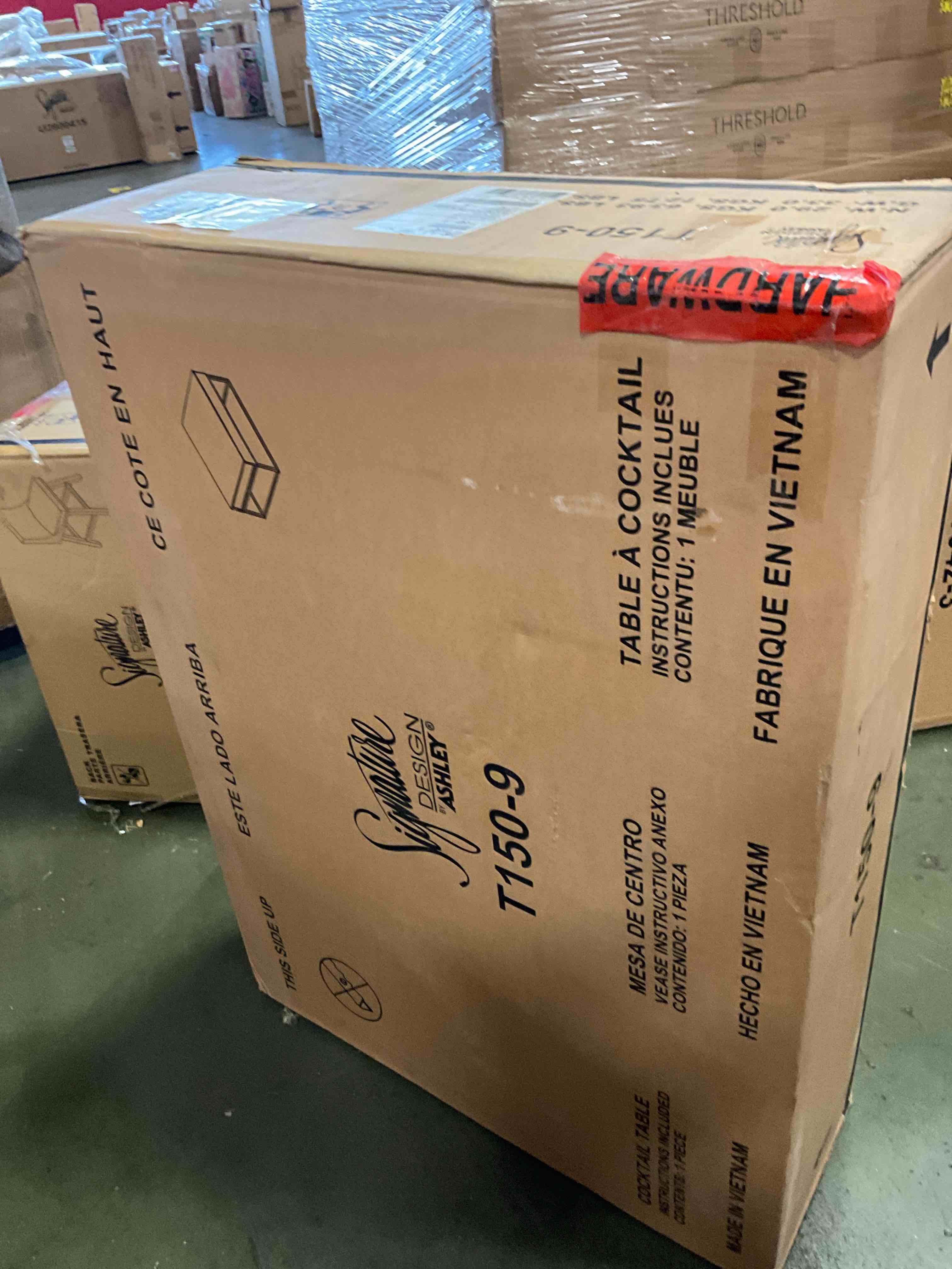 Condition photo showing New/Like New for gerdanet lift top cocktail table