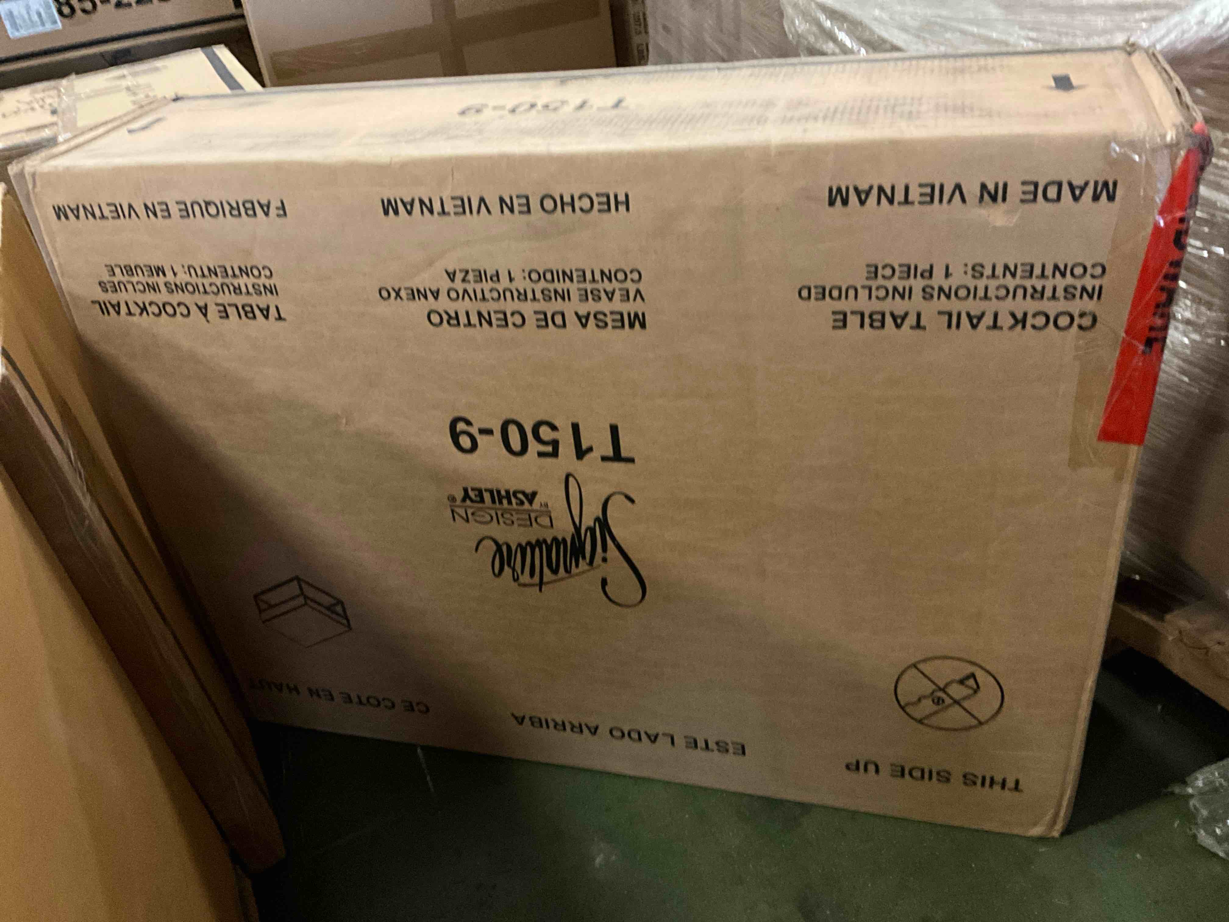 Condition photo showing New/Like New for gerdanet lift top cocktail table