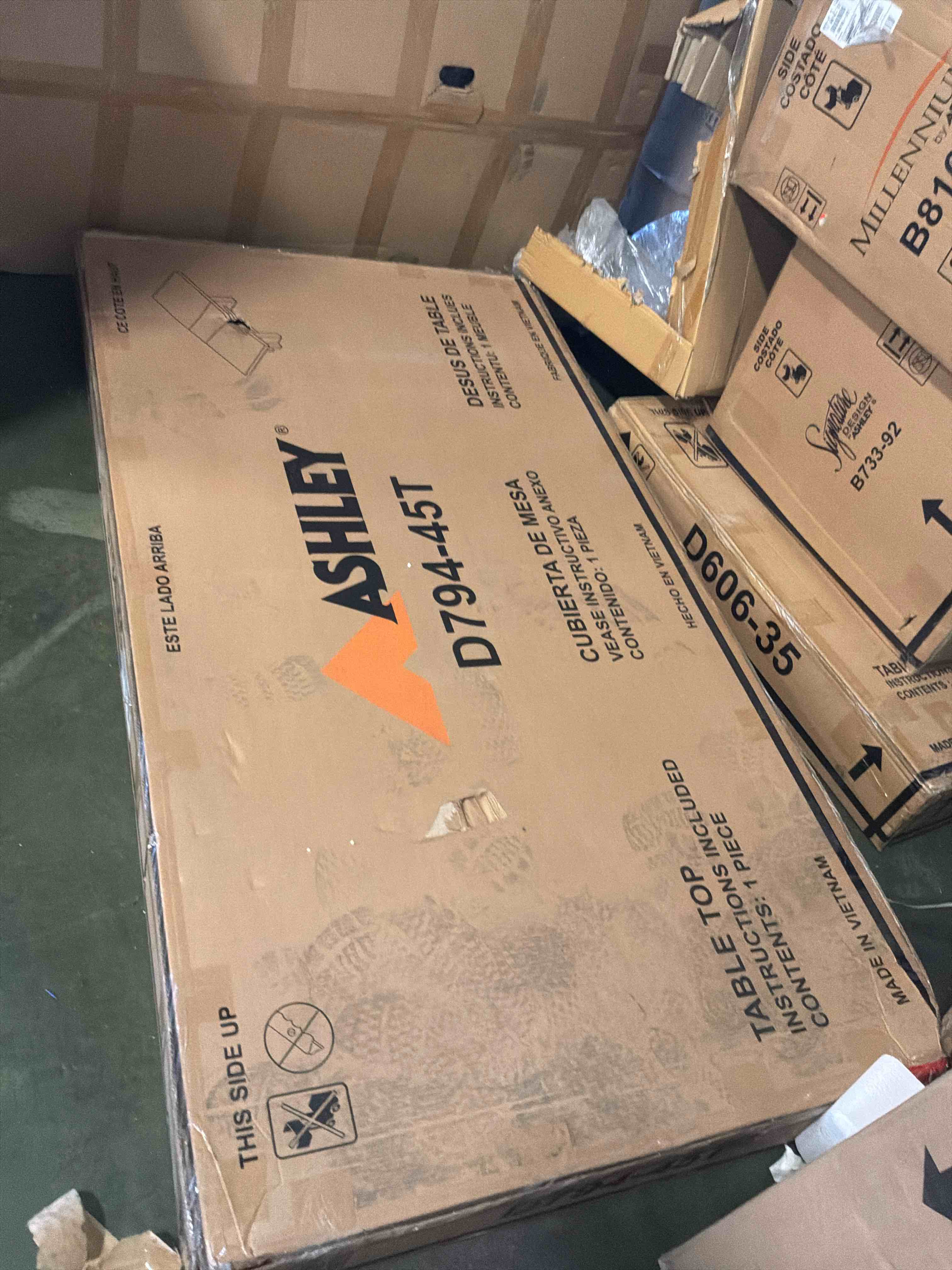 Condition photo showing New/Like New for kristiland 80"-98" extendable dining table