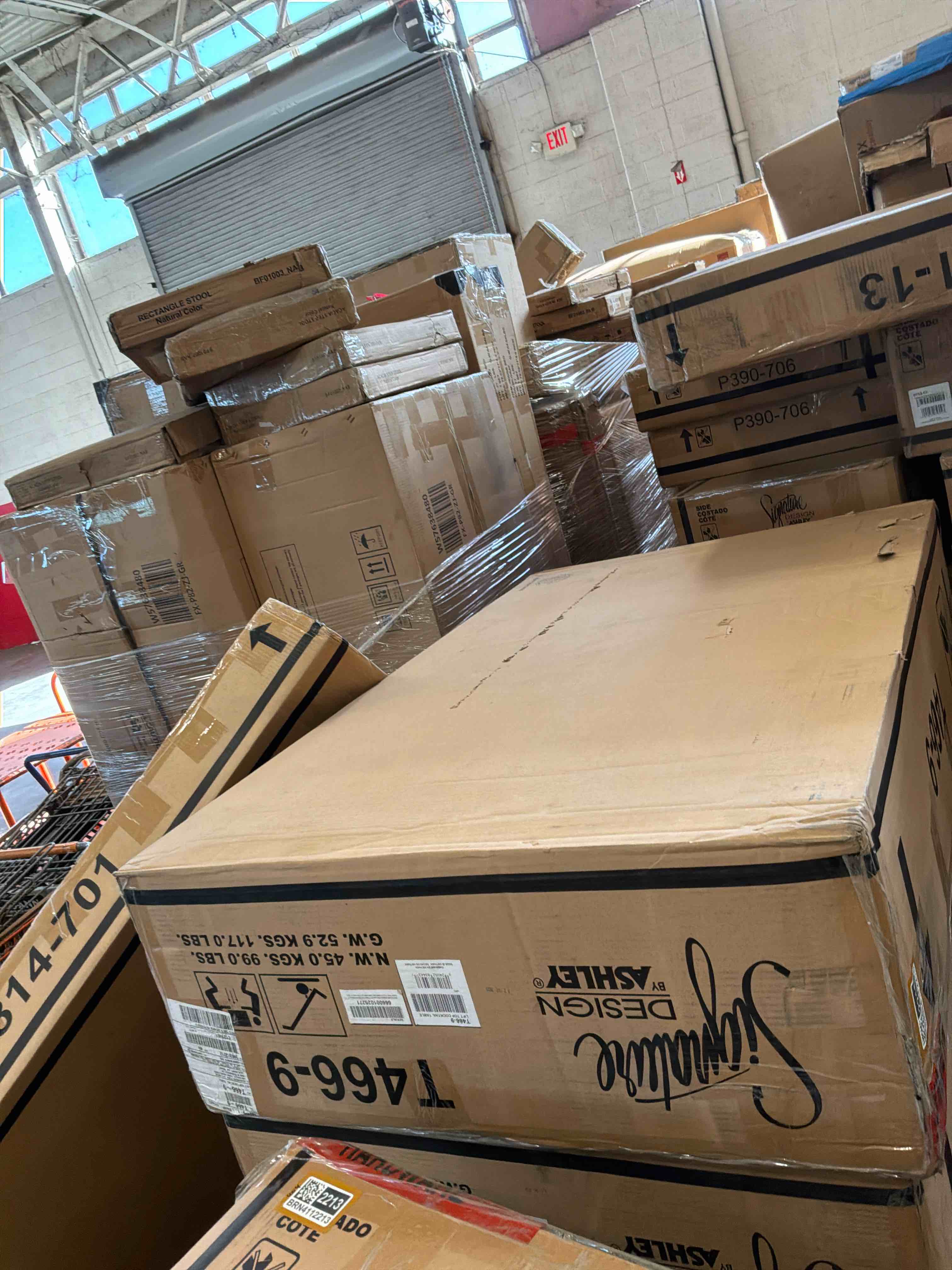 Condition photo showing New/Like New for hollum lift-top coffee table