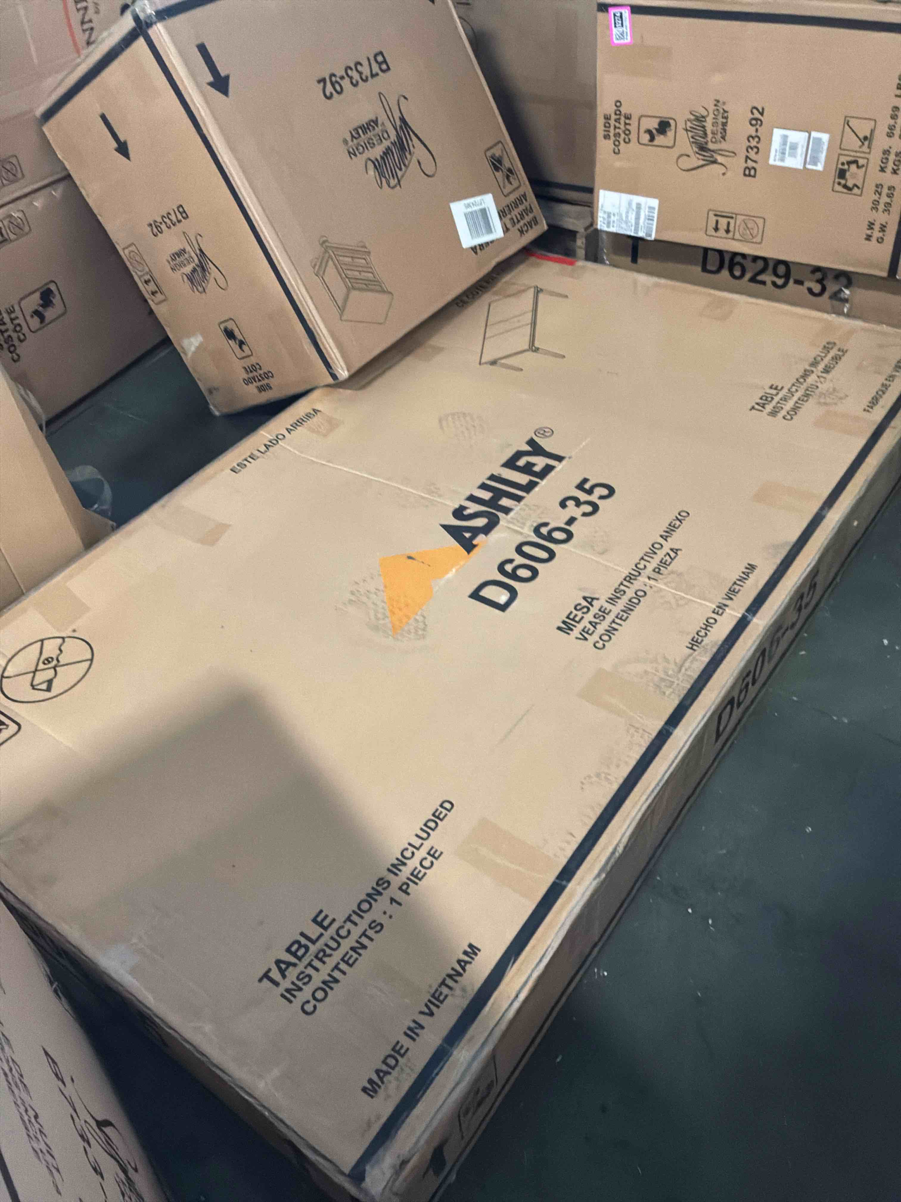 Condition photo showing New/Like New for mylarken 72"-90" extendable dining table