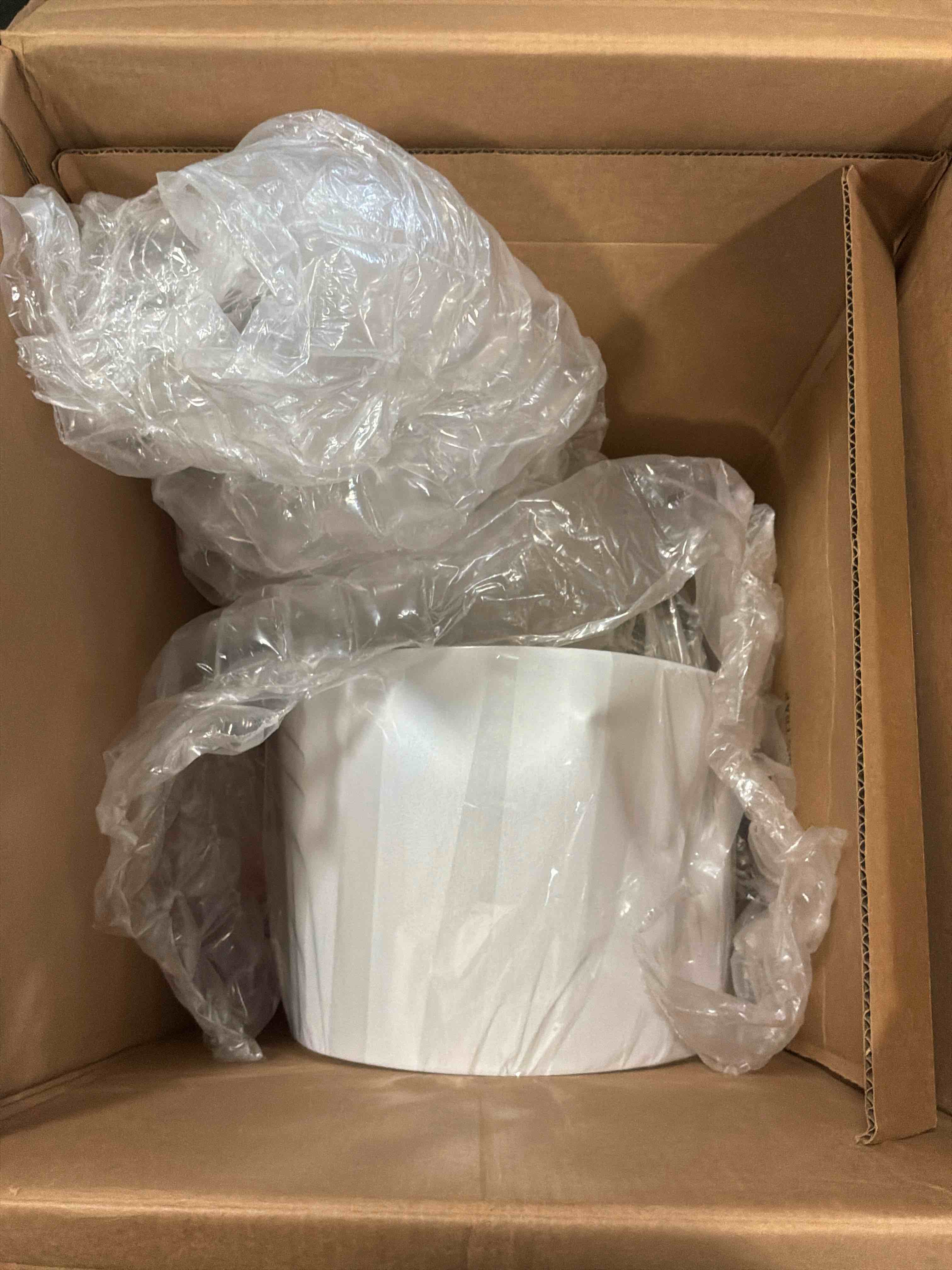 https://s3.amazonaws.com/lotting-images-prod/bidfta/PNK4872035_1779462342413.jpeg