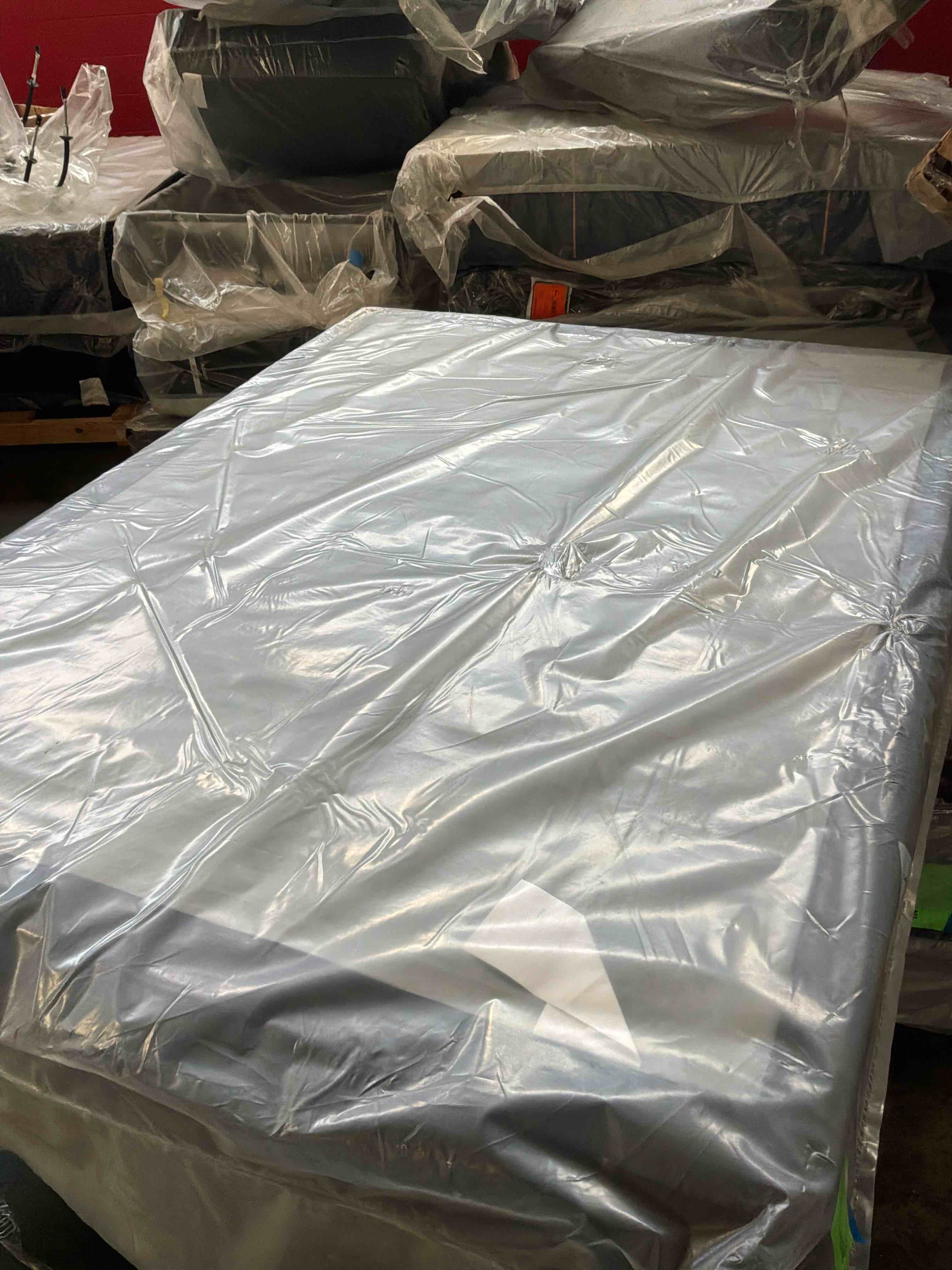 Condition photo showing Good Condition for m74x32 9-inch wooden queen box foundation