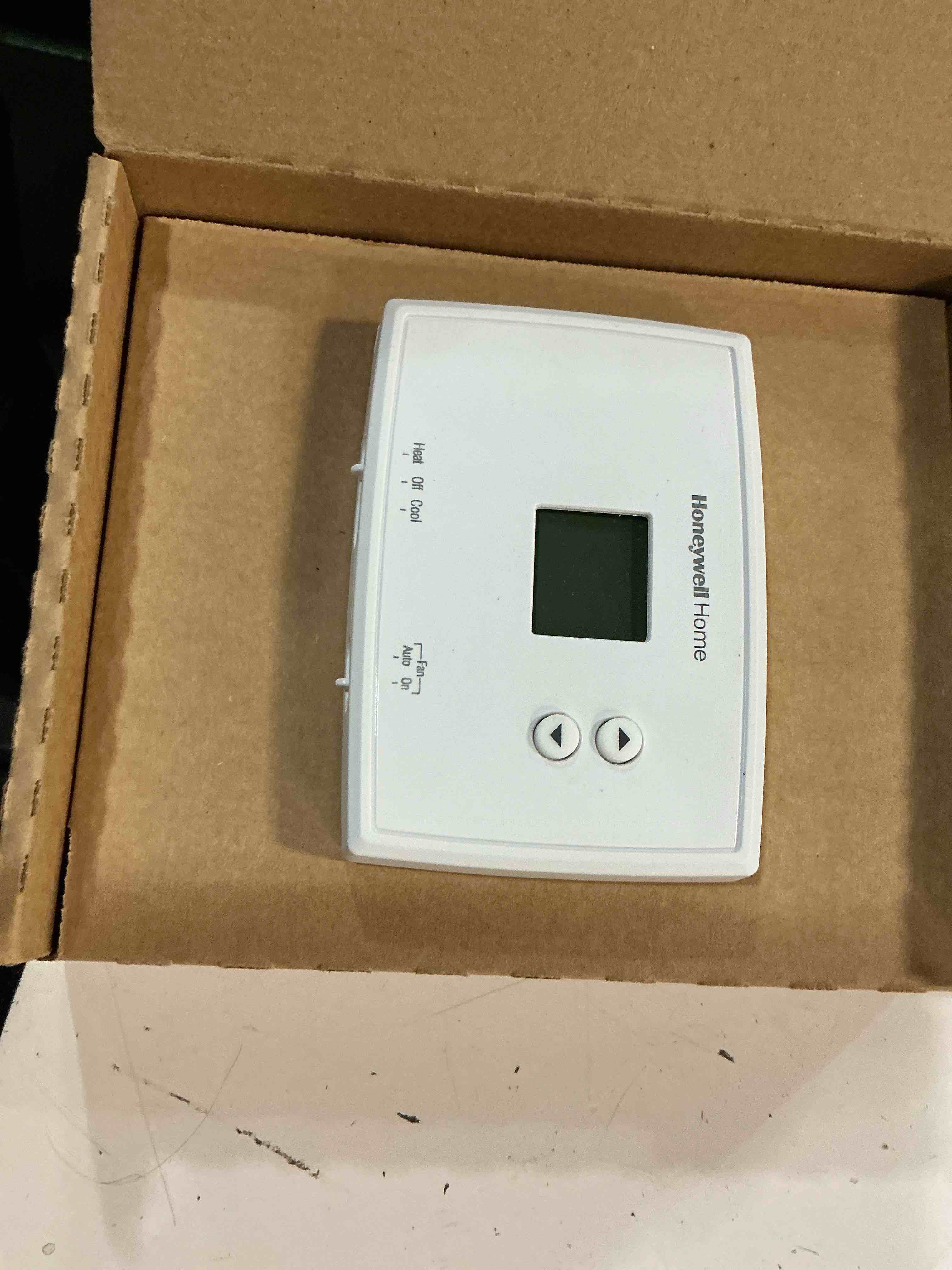 Condition photo showing As Is for honeywell rth111b1016/a non-programmable thermostat
