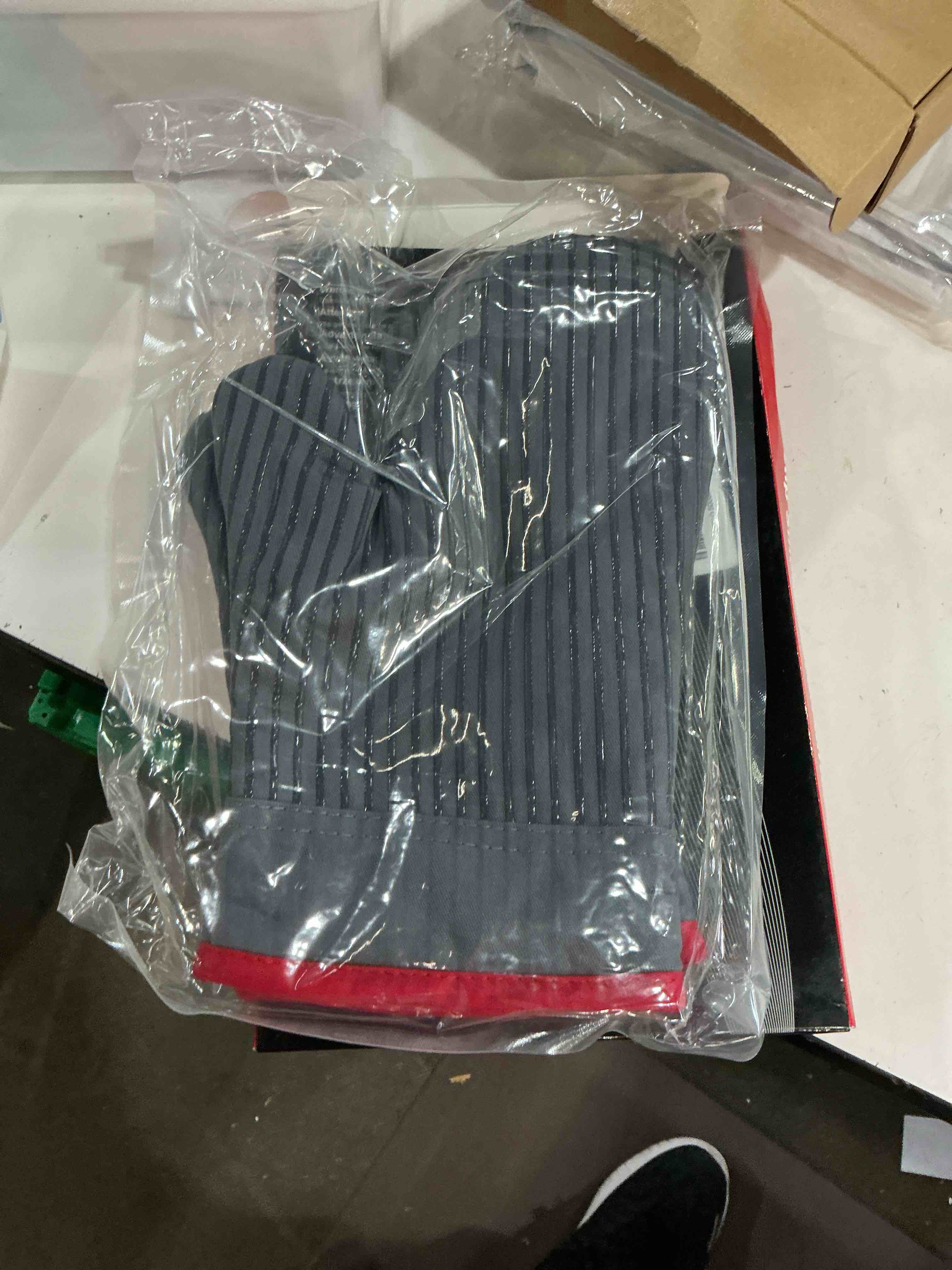 Condition photo showing Good Condition for oven mitts and pot holders set, cooking mitts, heat resistant cooking mitts and pot holders, silicon oven gloves set for kitchen, pure cotton and terrycloth lining, black, 4 pcs set