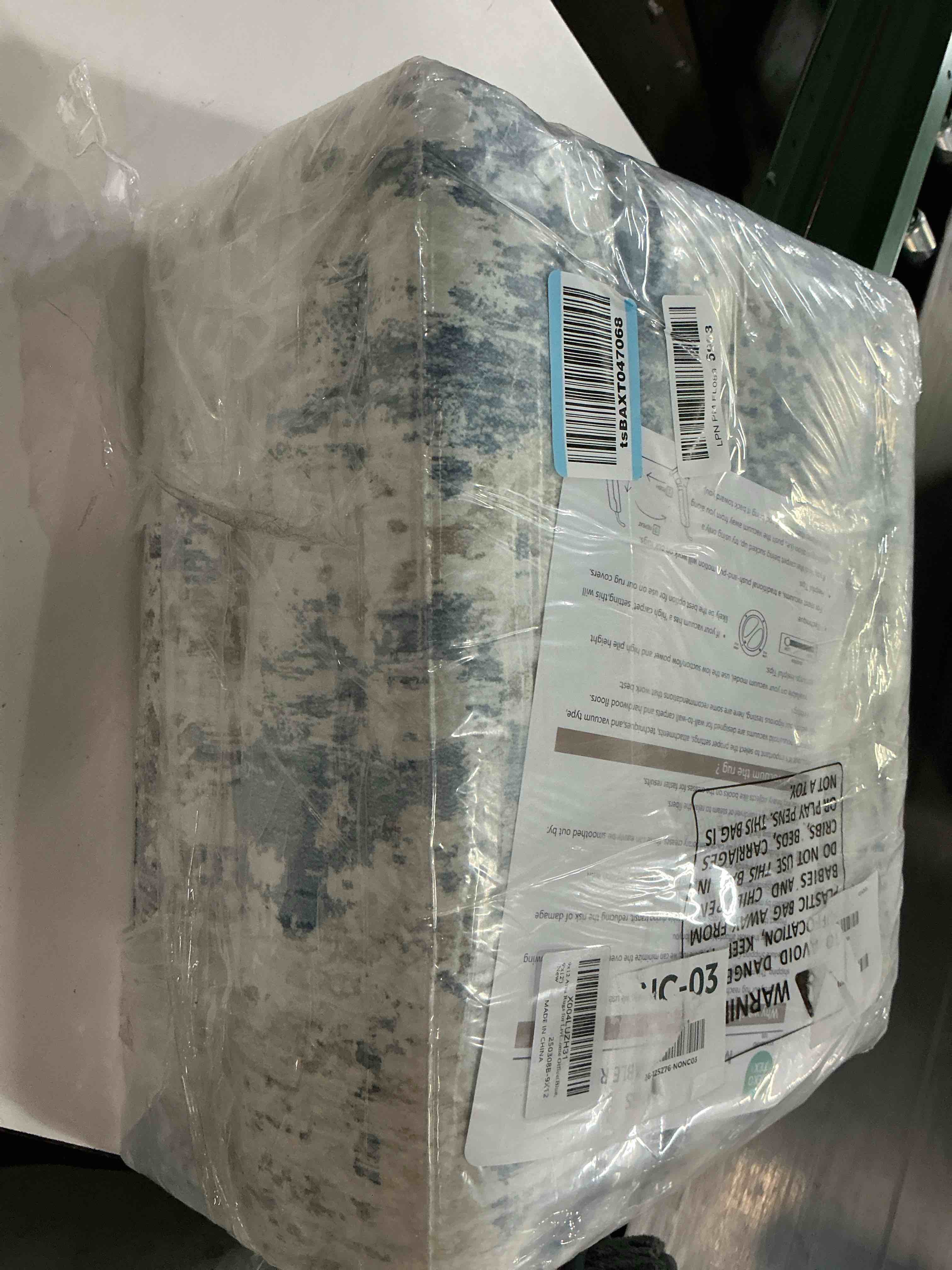 Condition photo showing New/Like New for 9x12 area rug for living room, washable modern abstract large area rug neutral soft non slip kids rug stain resistant indoor carpet for bedroom nursery dining room playroom home office(blue, 9'x12') blue 9' x 12' (rectangular)
