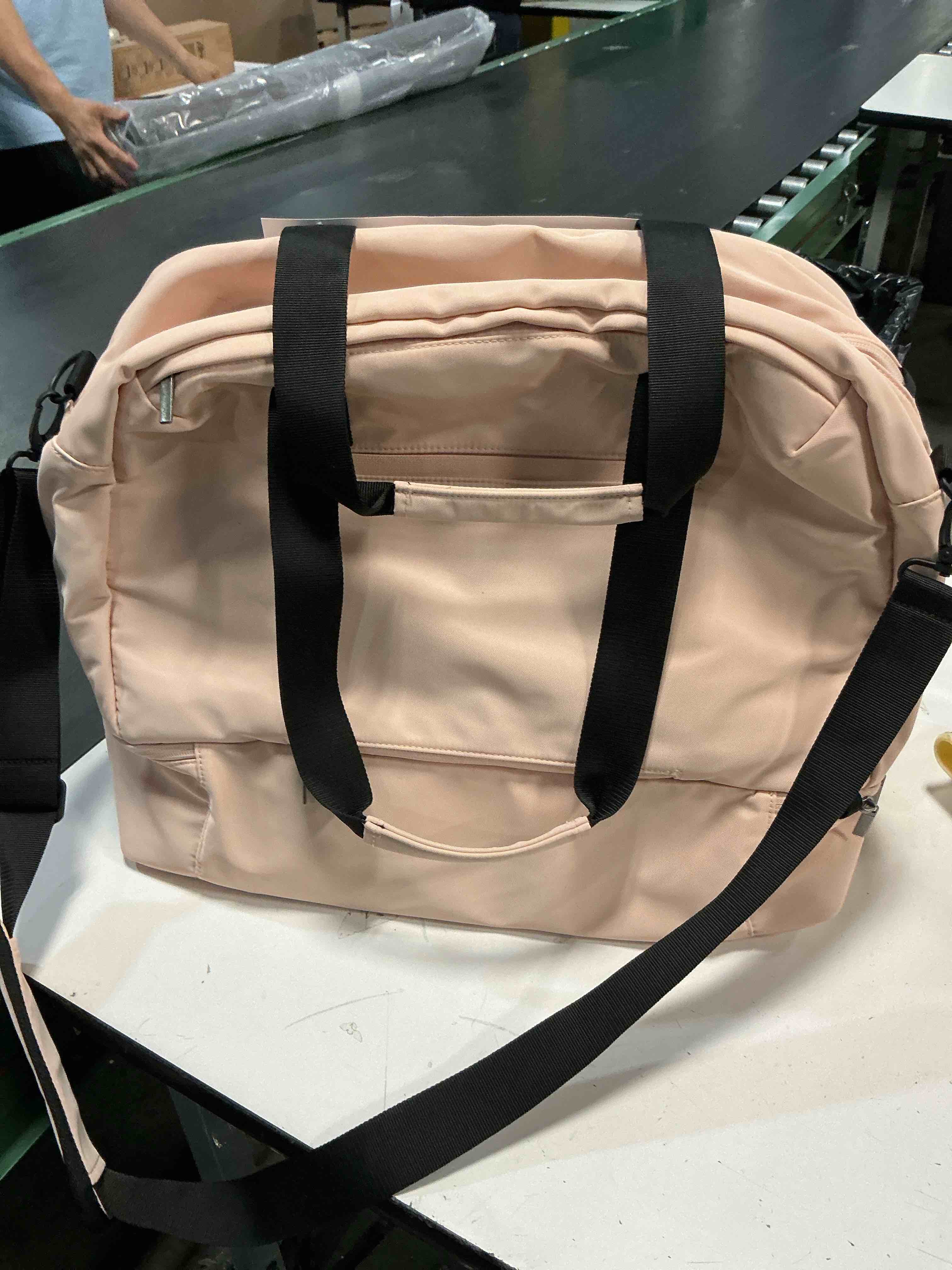Condition photo showing Good Condition for weekender bag with drop-bottom pink - open story™?: travel luggage