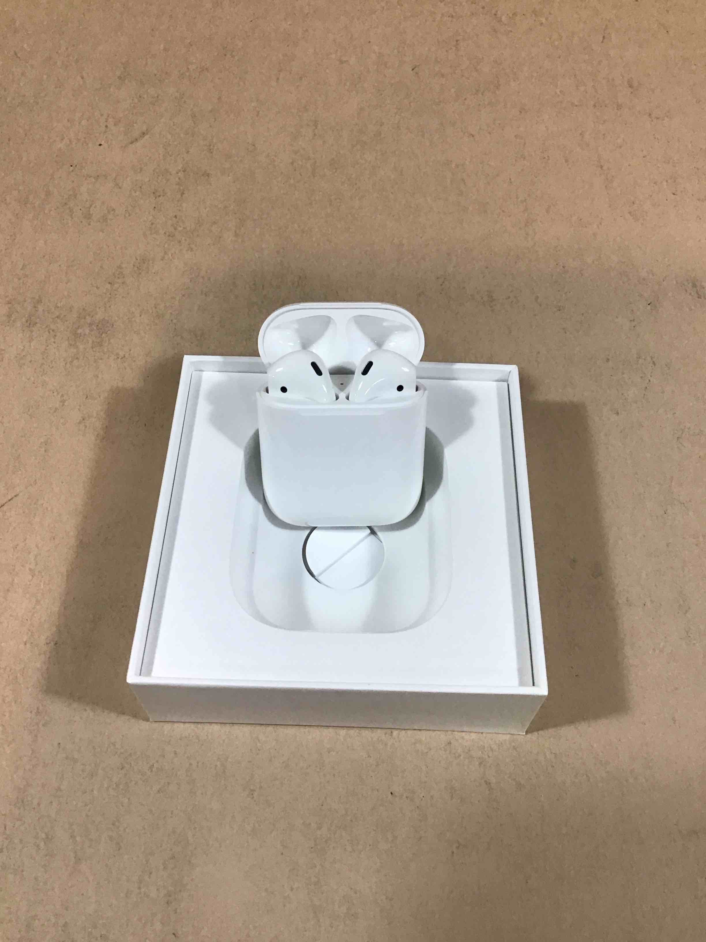 Condition photo showing Good Condition for apple airpods 