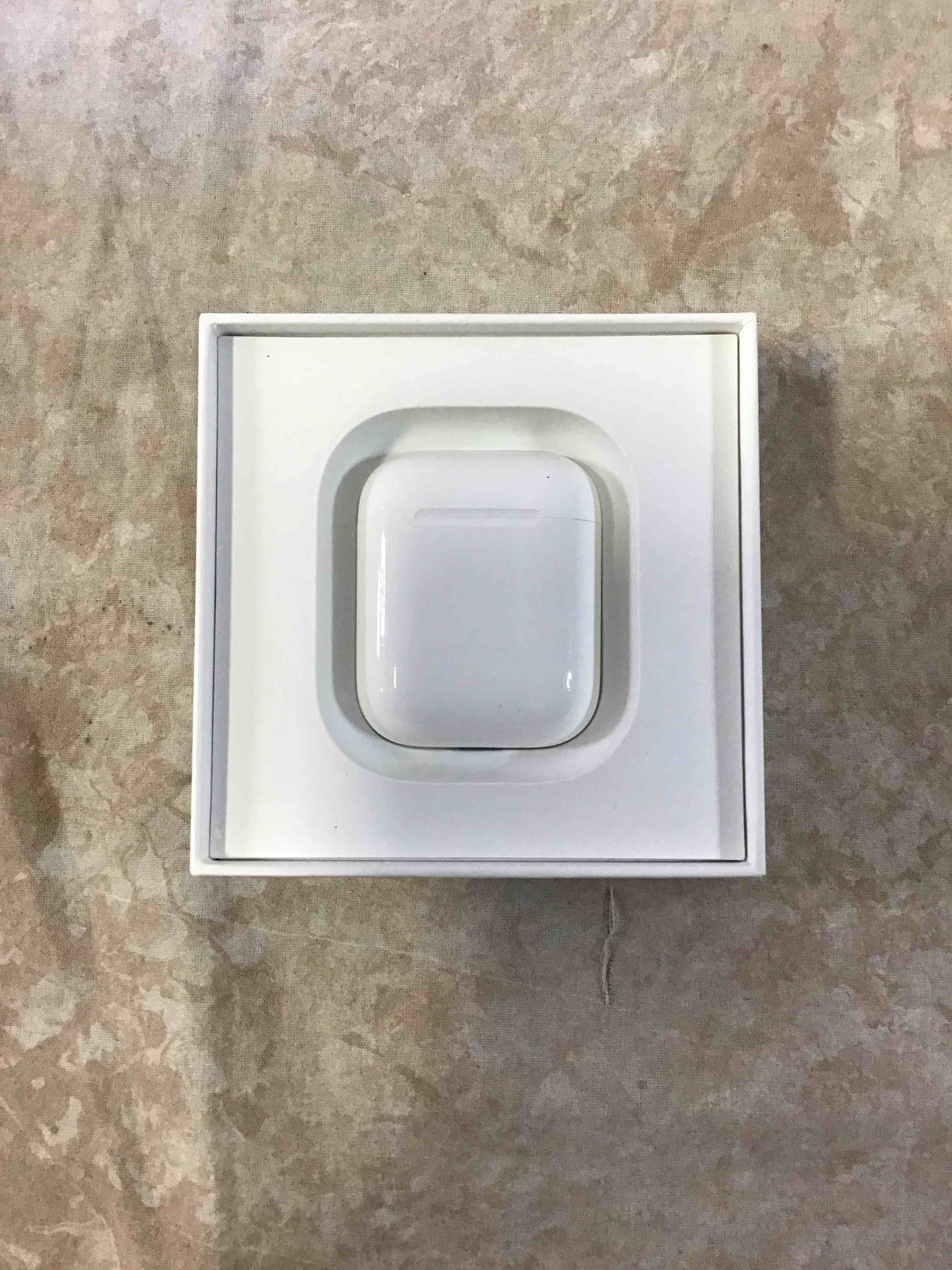 Condition photo showing Good Condition for apple airpods 