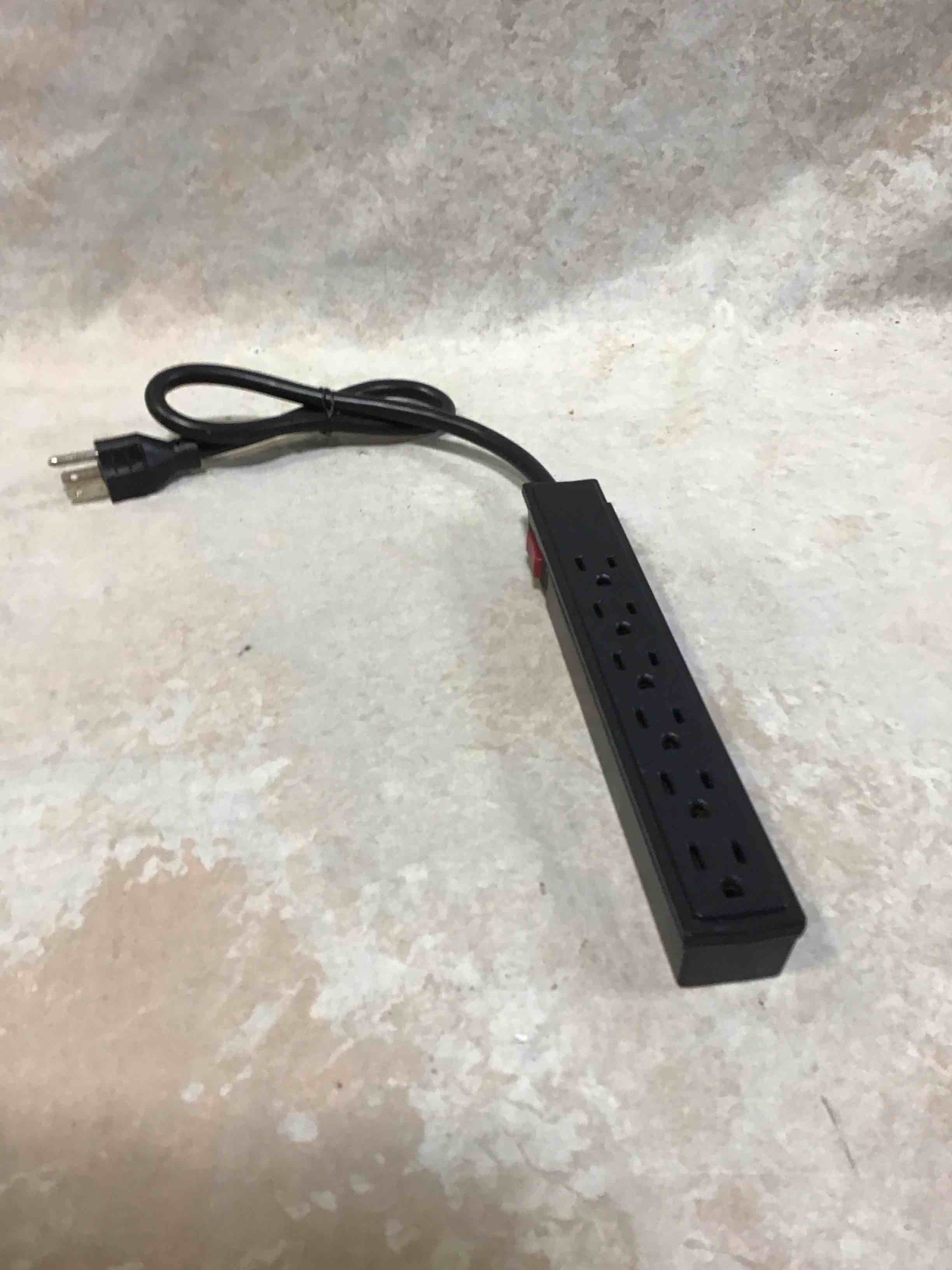 Condition photo showing Good Condition for inland 6 outlet power strip 