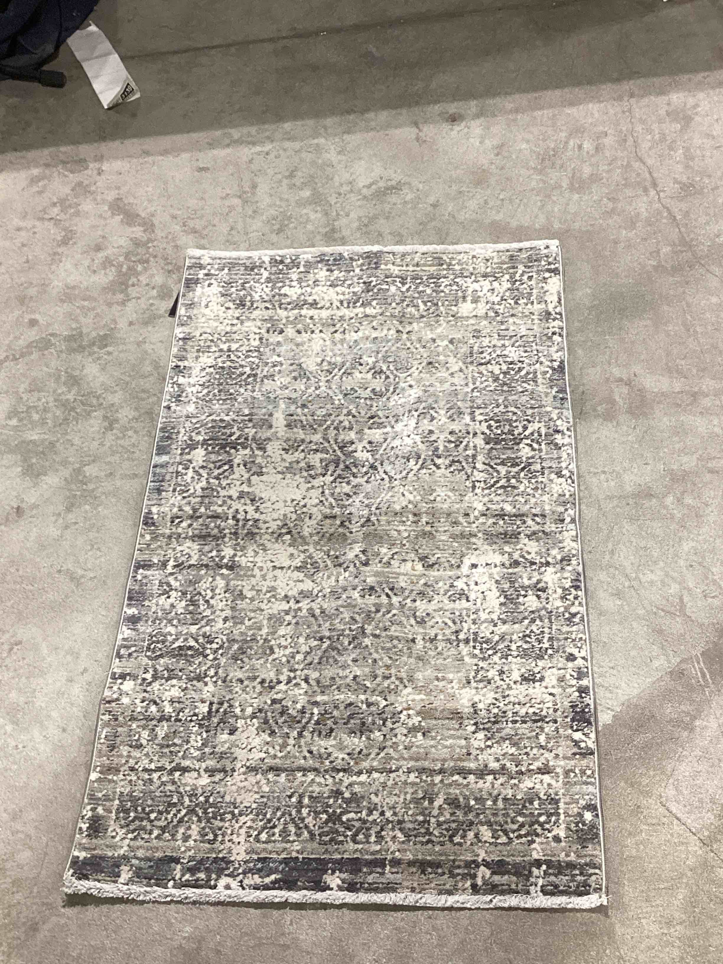 Condition photo showing New/Like New for loloi amber lewis zuma blue/ivory 2'-3" x 3'-10" accent rug