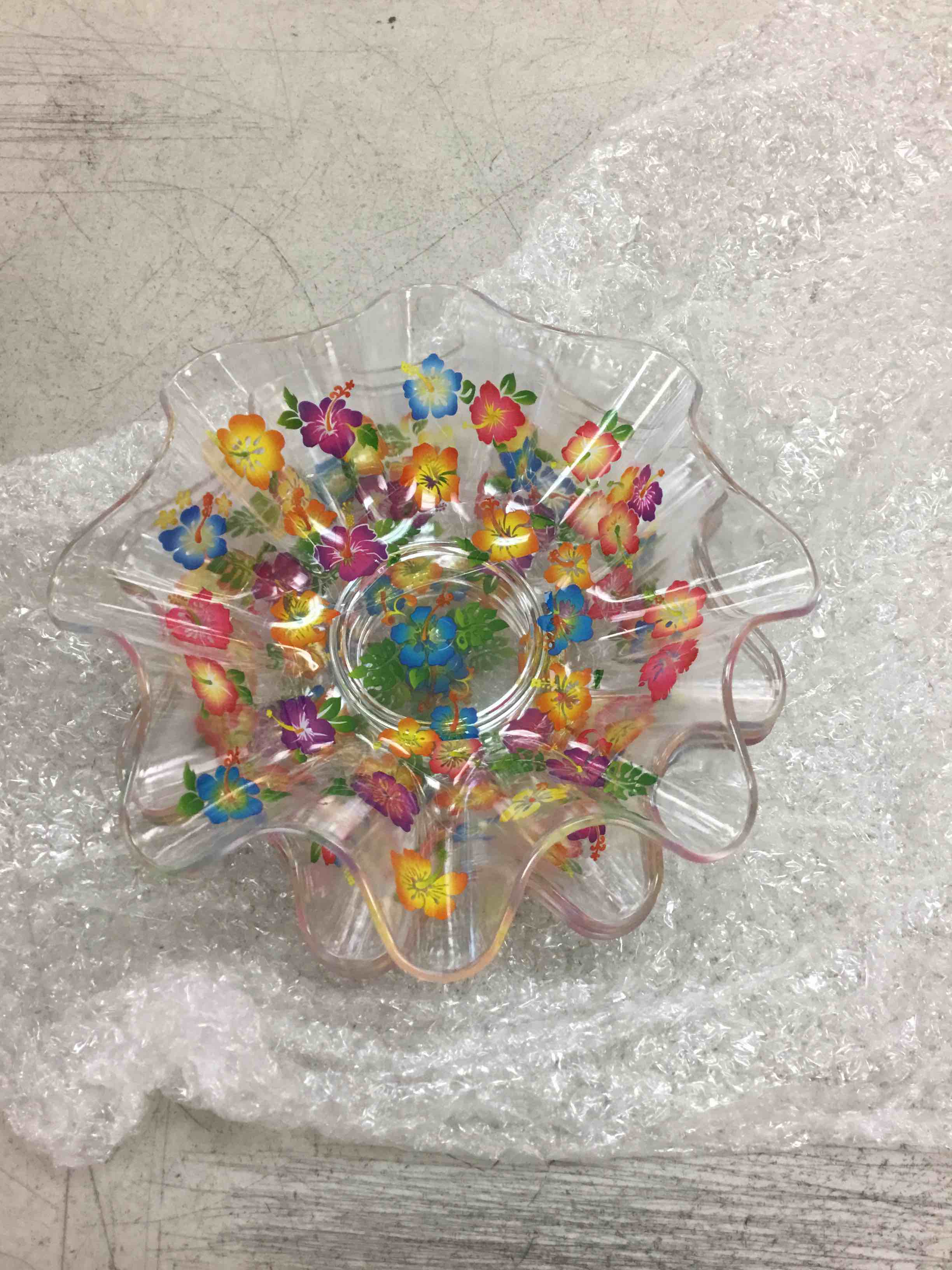 Condition photo showing New/Like New for tioncy 4 pcs hibiscus plastic bowls 8 inch hawaiian luau candy bowls reusable serving dish for snack fruit candy dish holiday tableware for tropical summer beach wedding birthday food party supplies