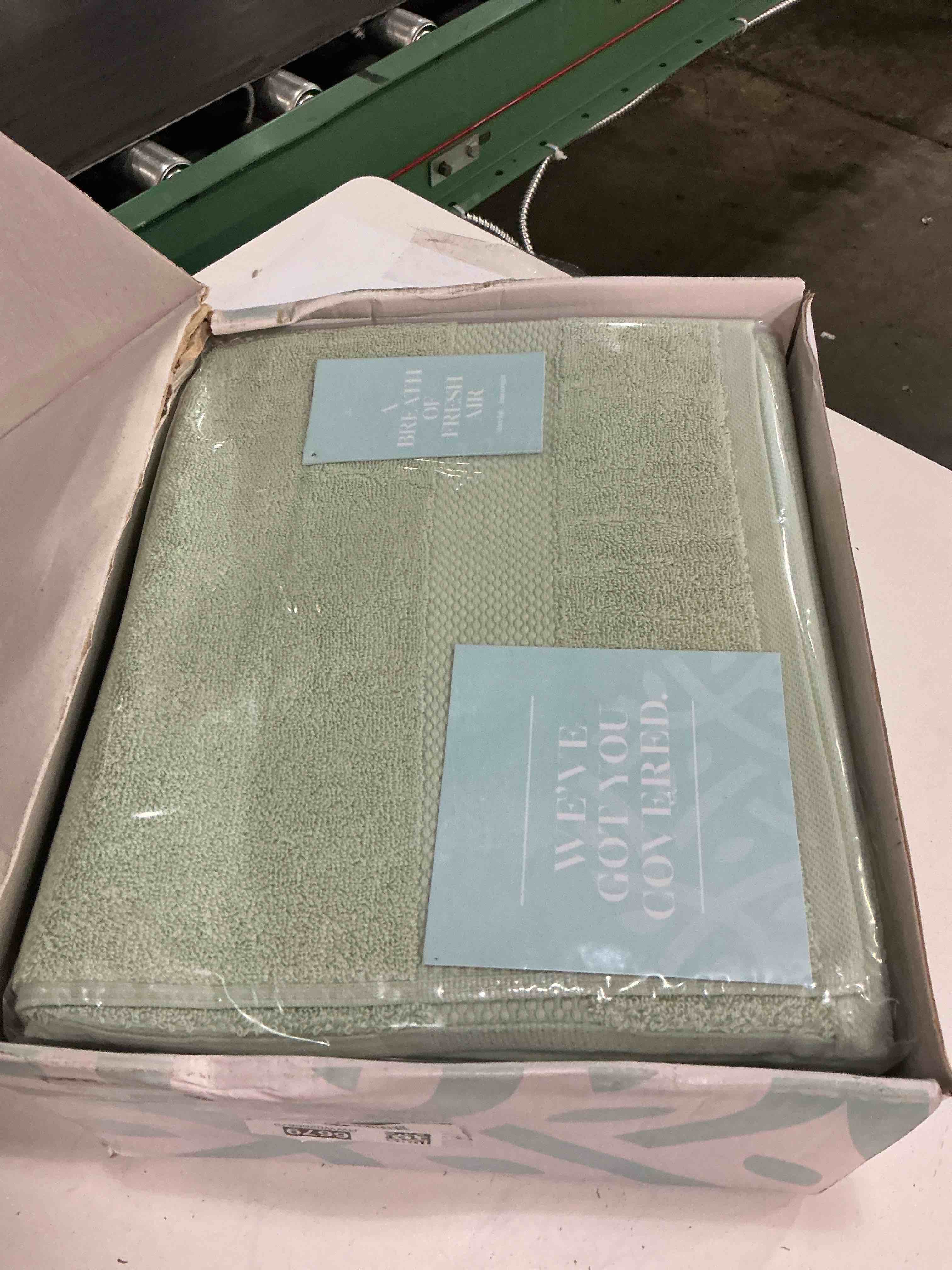 Condition photo showing New/Like New for white classic luxury bath towels set of 4 large - 700 gsm cotton ultra soft bath towels 27x54 | highly absorbent and quick dry | hotel towels for bathroom luxury, plush mint green