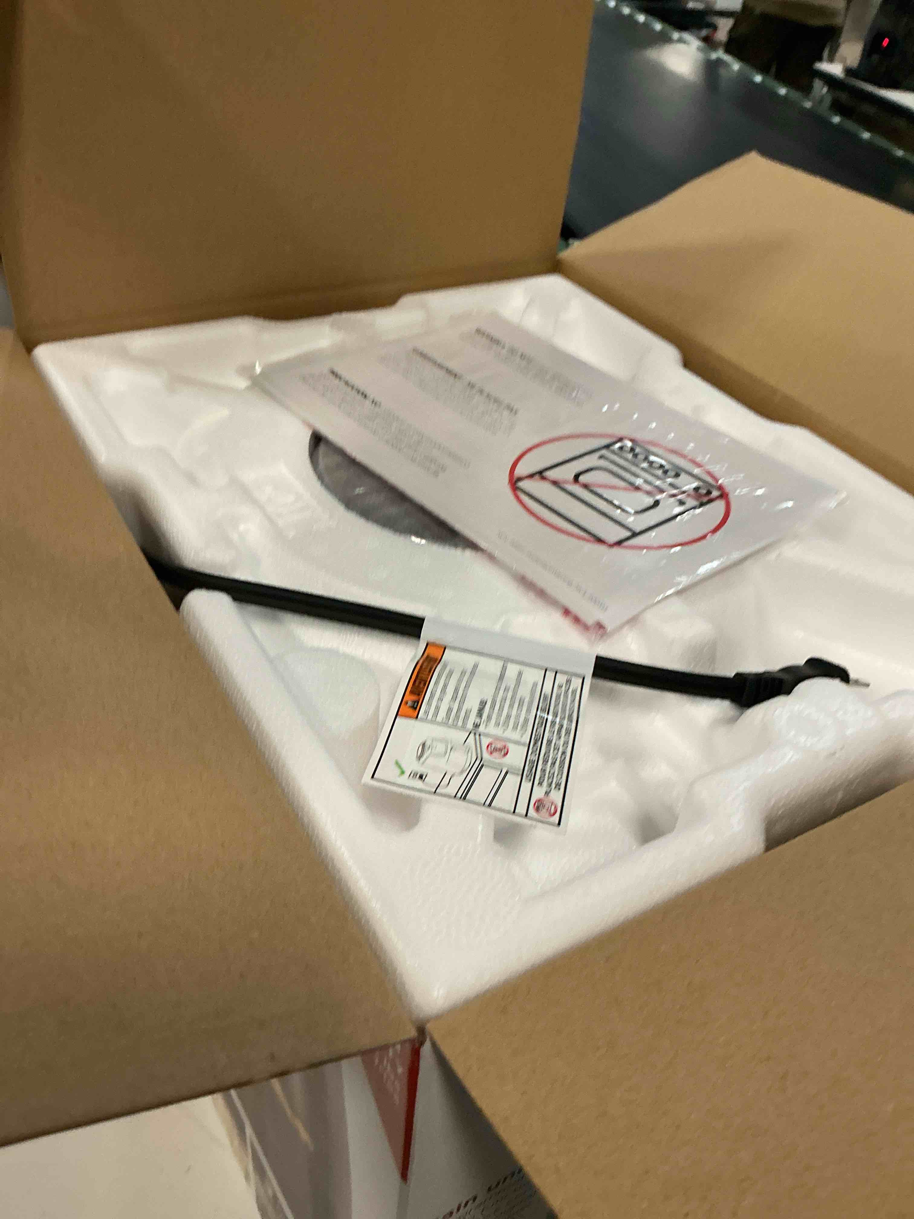 https://s3.amazonaws.com/lotting-images-prod/bidfta/PNK7270302_1789472348580.jpeg