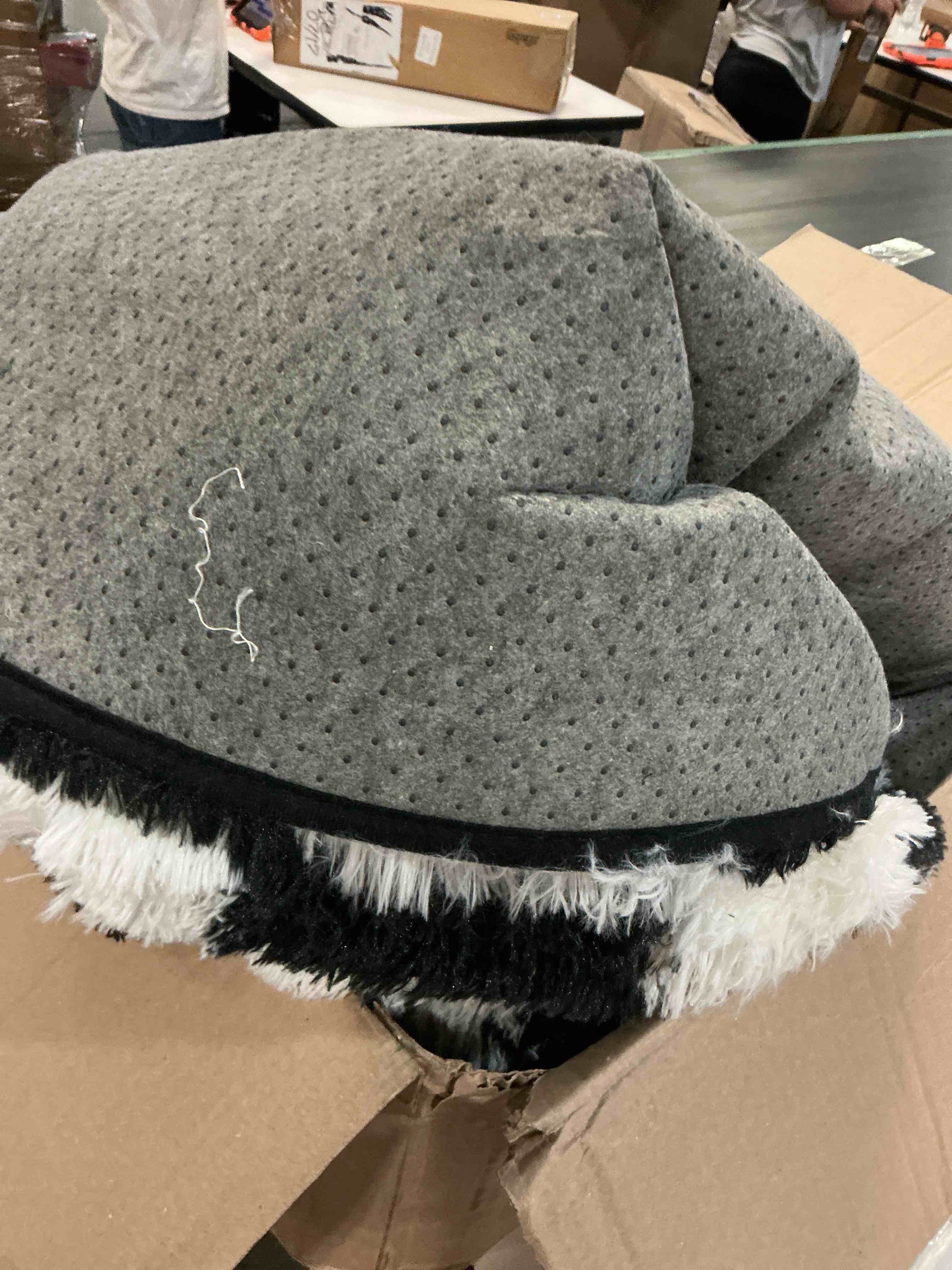 https://s3.amazonaws.com/lotting-images-prod/bidfta/PNK7300818_1786466107509.jpeg