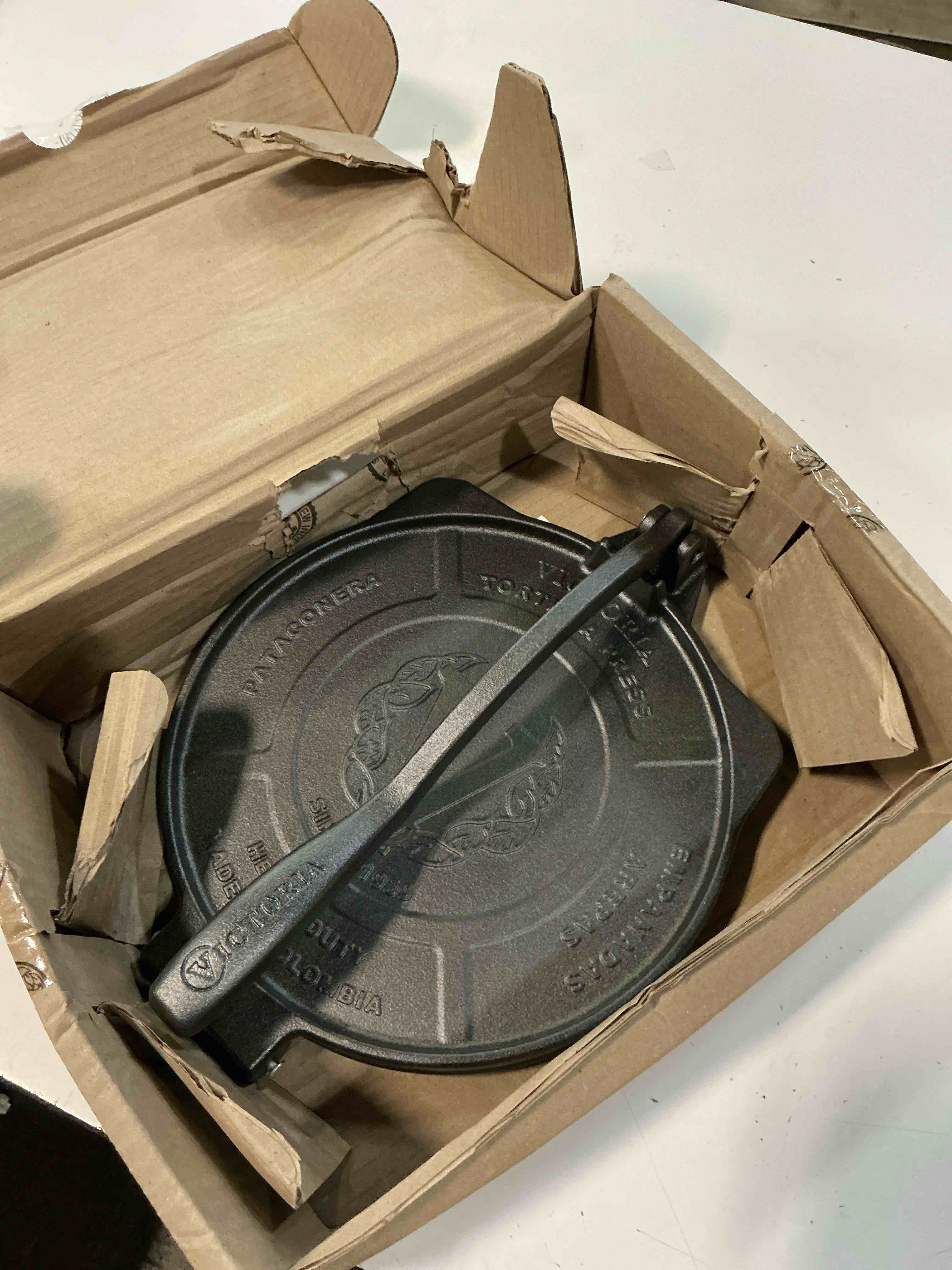 Condition photo showing Good Condition for victoria 10-inch cast iron tortilla press hd spherrous iron | commercial-grade, roti press, pataconera, seasoned with flaxseed oil, made in colombia