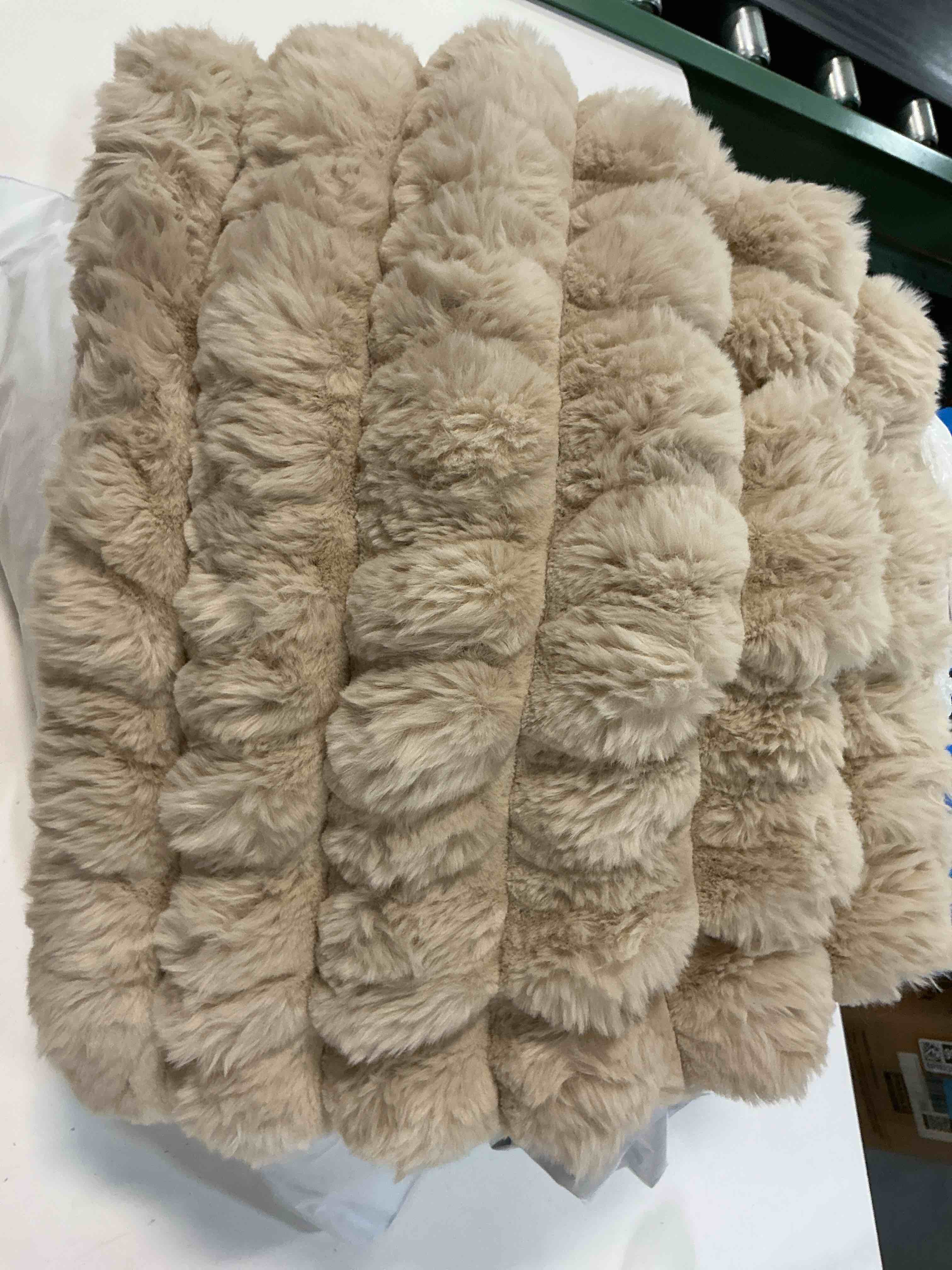 Condition photo showing Good Condition for phf warm faux fur throw blanket(size large)