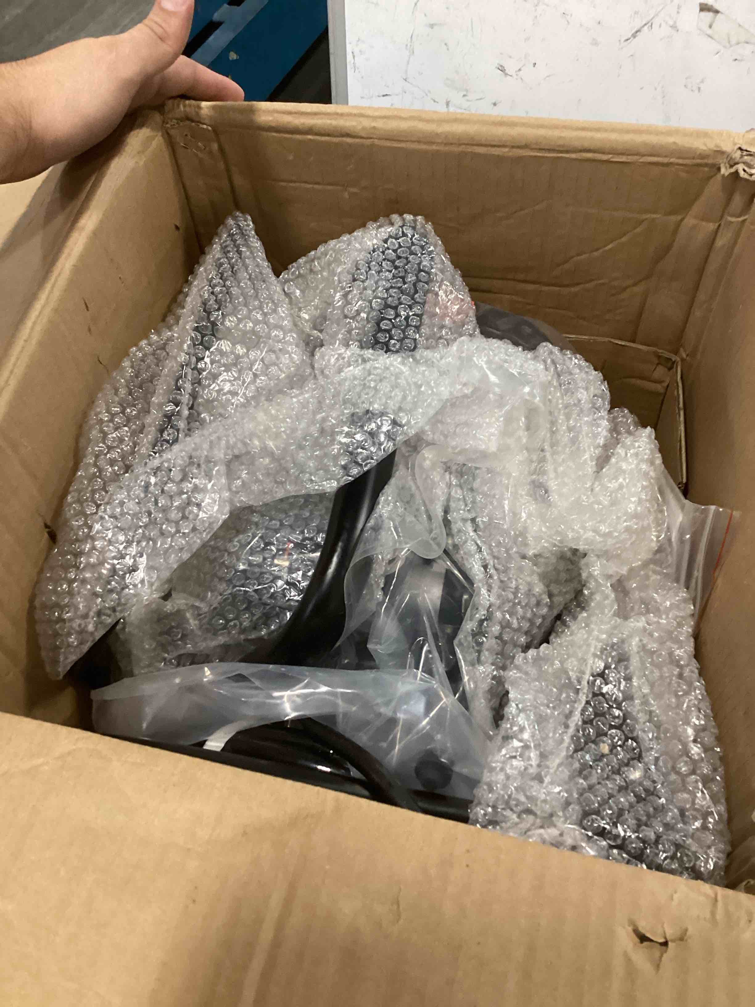 https://s3.amazonaws.com/lotting-images-prod/bidfta/PPE0005568_1724891489380.jpeg